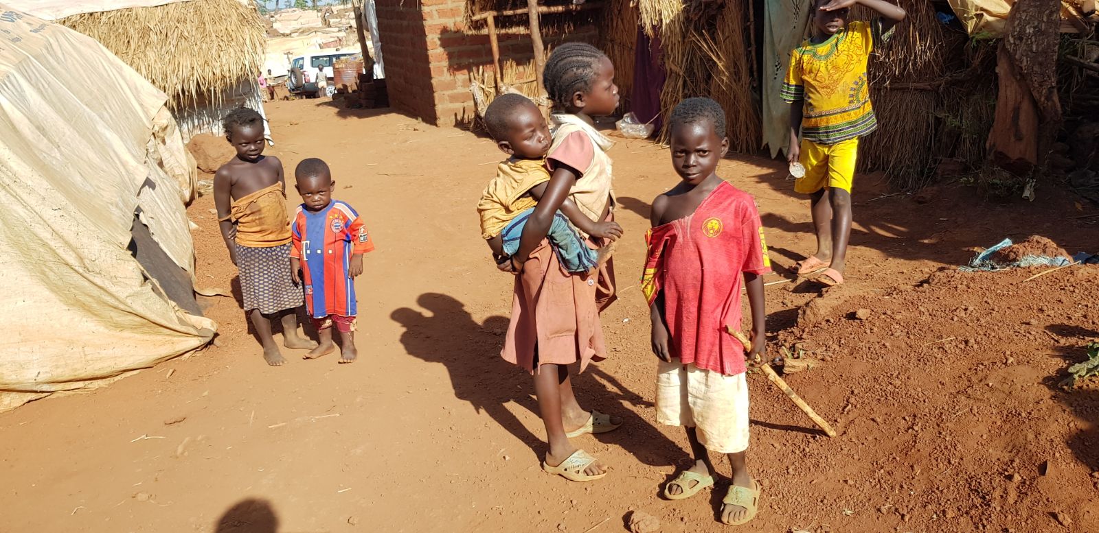 O femeie-jandarm din România, în iadul din mijlocul Africii. Acolo, localnicii își măcelăresc dușmanii cu macetele, îi omoară cu pietre sau îi ard de vii!
