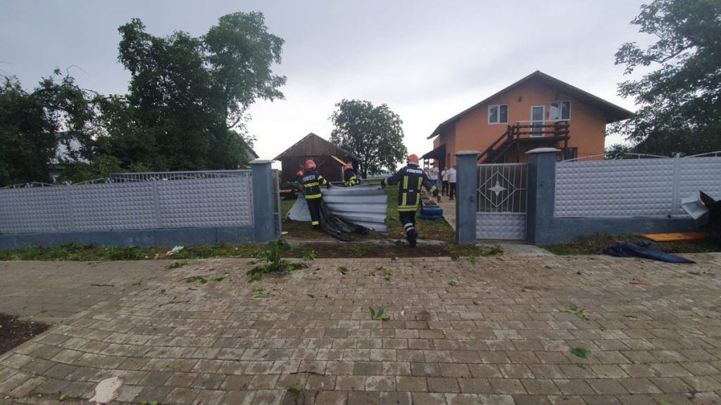 Copaci și acoperișuri smulse de vânt în județul Suceava, în urma unei furtuni puternice