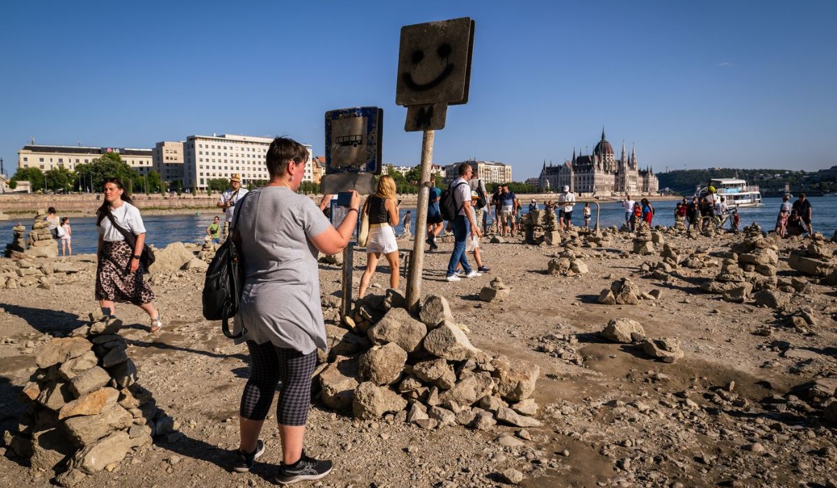 Dunărea s-a retras atât de mult, încât oamenii din Budapesta pot merge pe jos prin albia fluviului