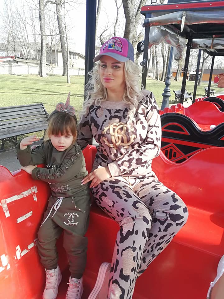 Ce spune Sânziana Buruiană despre faptul că-și alăptează fetița la trei ani. "Niciodată nu am încercat să opresc asta" | FOTO
