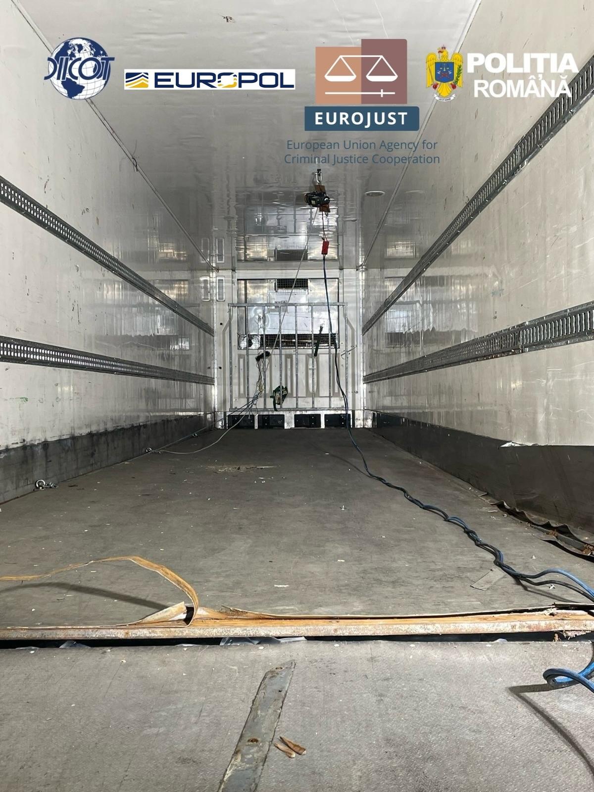 Șoferi români de TIR au transportat 1,7 tone de droguri în Europa, pentru traficanți albanezi, în compartimente secrete