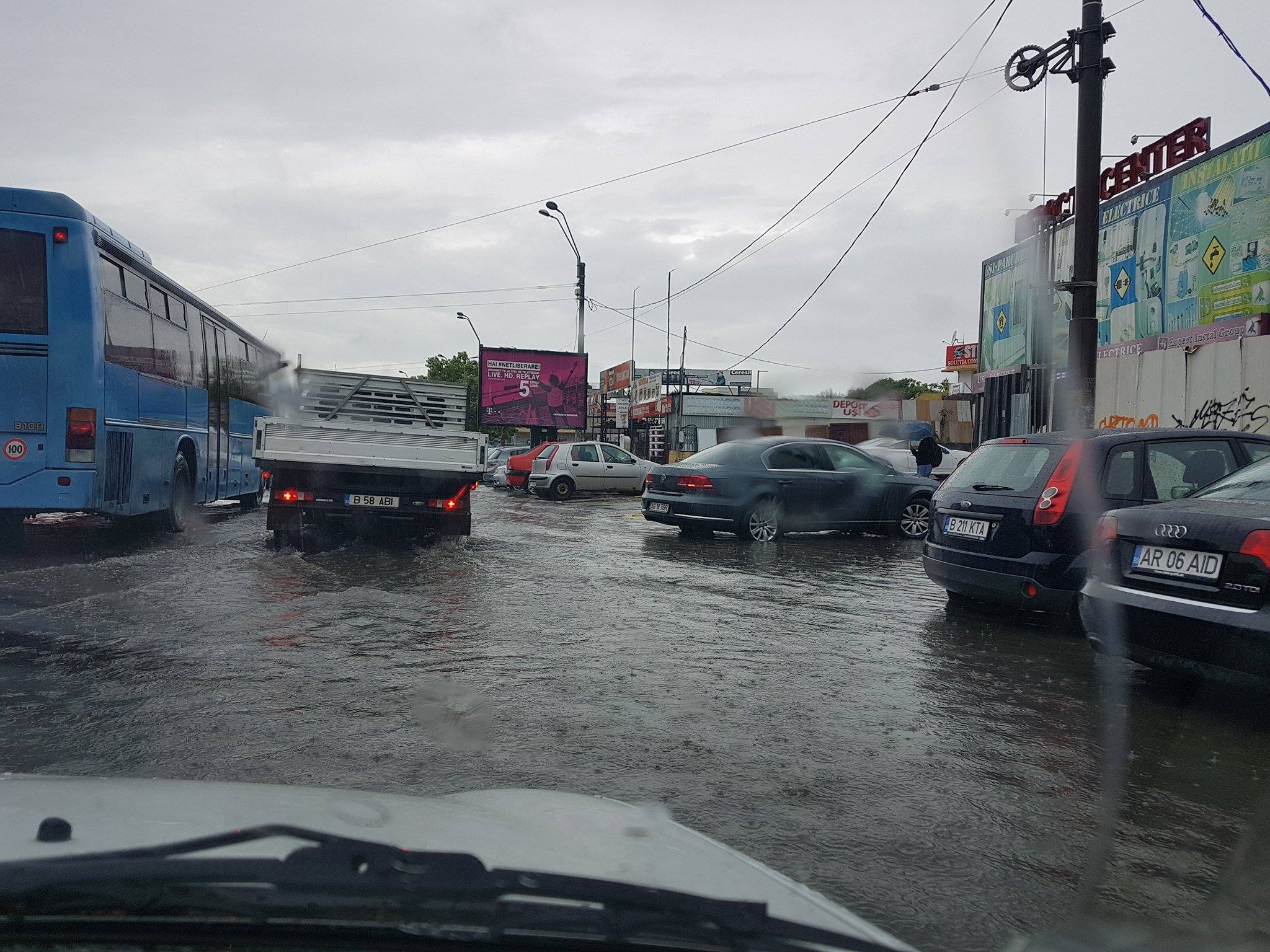 FOTO&VIDEO/ Inundații în București după ploile torențiale de luni. Pompierii au acționat în 64 de cazuri