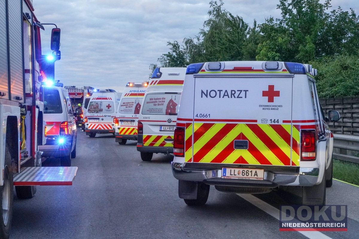 Peste zece ambulanțe, mașini de pompieri și un elicopter, chemate după ce un microbuz cu români a intrat într-un TIR, în Austria