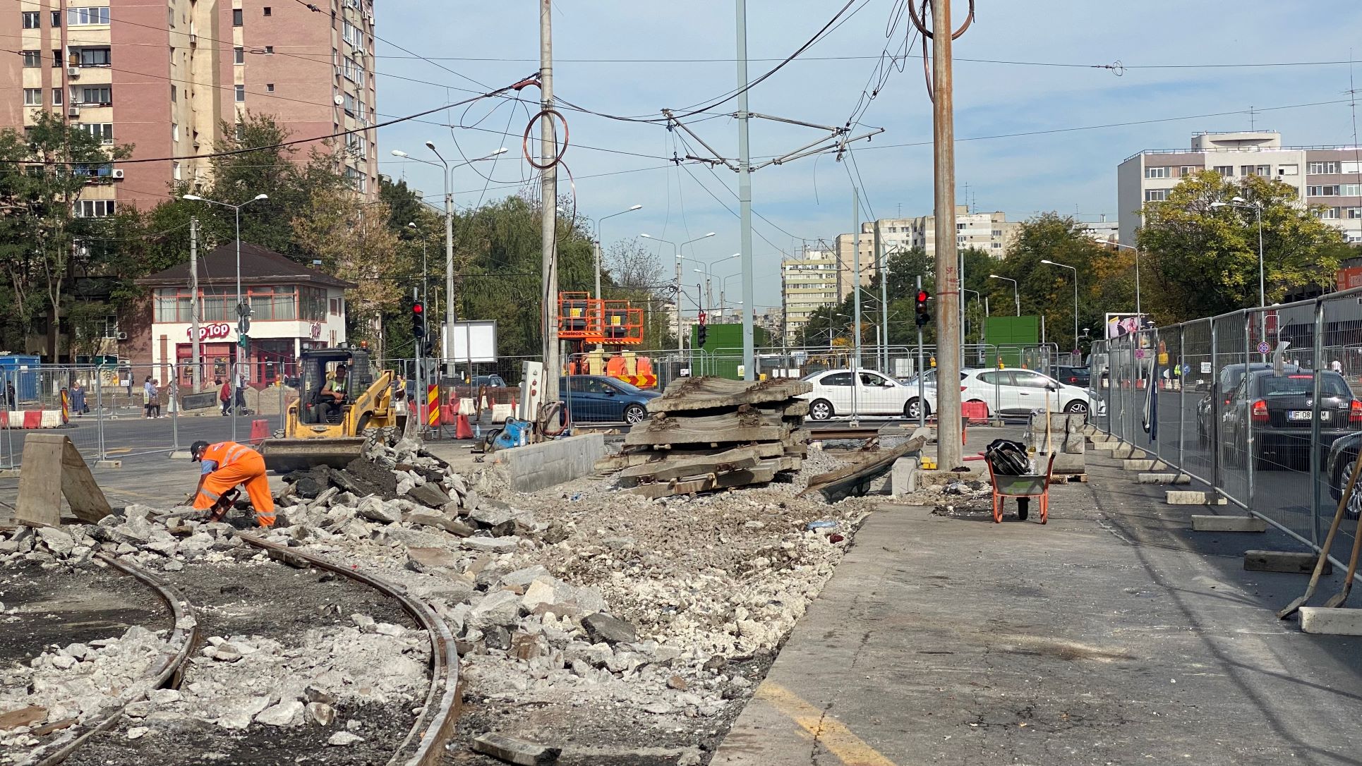 FOTO. În vizită pe șantierul de pe linia lui 41, de la Piața Drumul Taberei. „Băgăm material, muncim fără pauză numai să terminăm la timp”