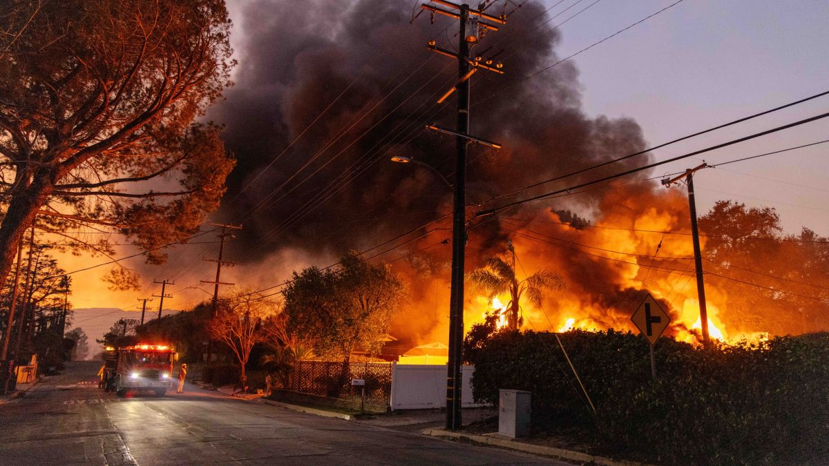 Cel puțin 10 oameni au murit în incendiile de proporții din Los Angeles: „E ca şi cum o bombă atomică ar fi fost aruncată”