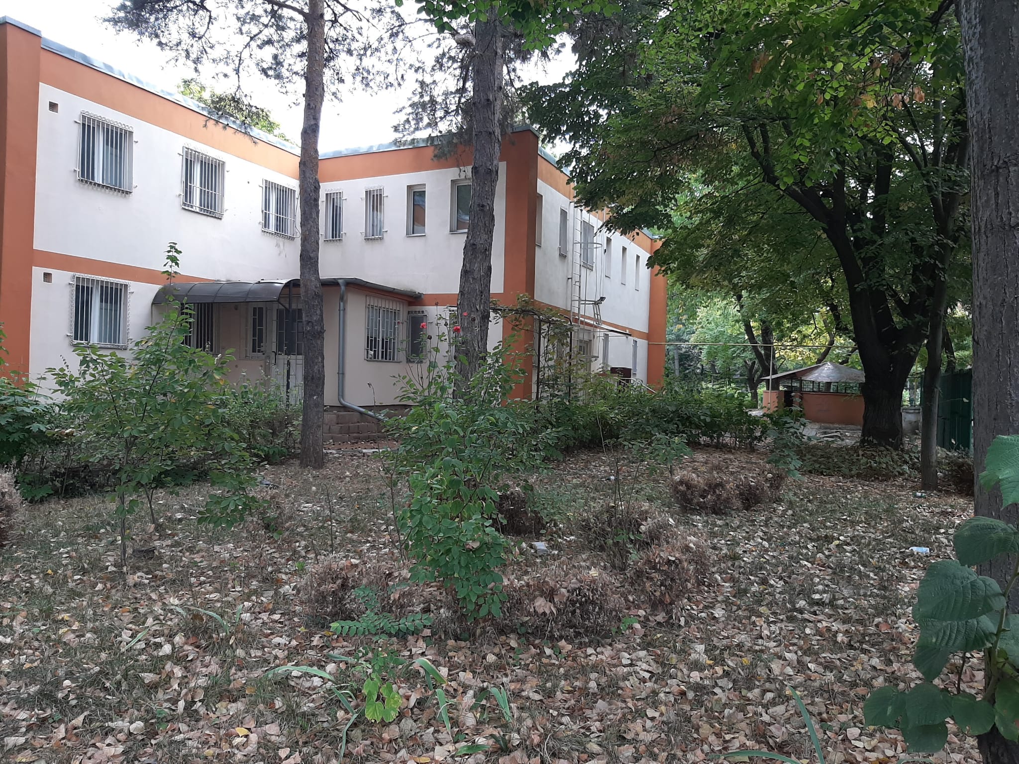 Mii de elevi din sectorul 4, mutați de primărie „temporar” în alte locații, pentru consolidări care nu au început nici după 2 ani