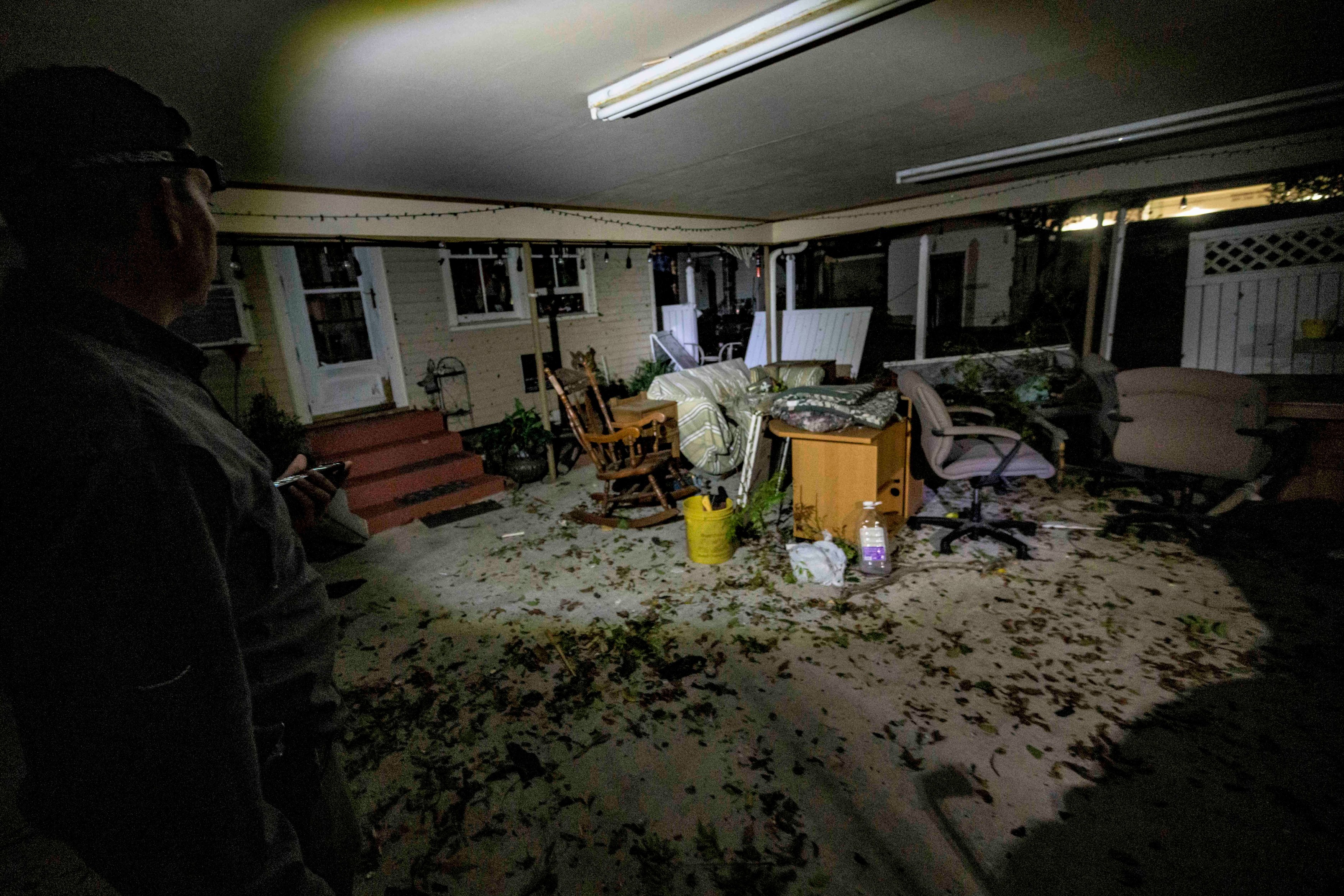 Șase state din SUA au rămas fără curent electric, după ce au fost lovite de tornade și de o furtună violentă