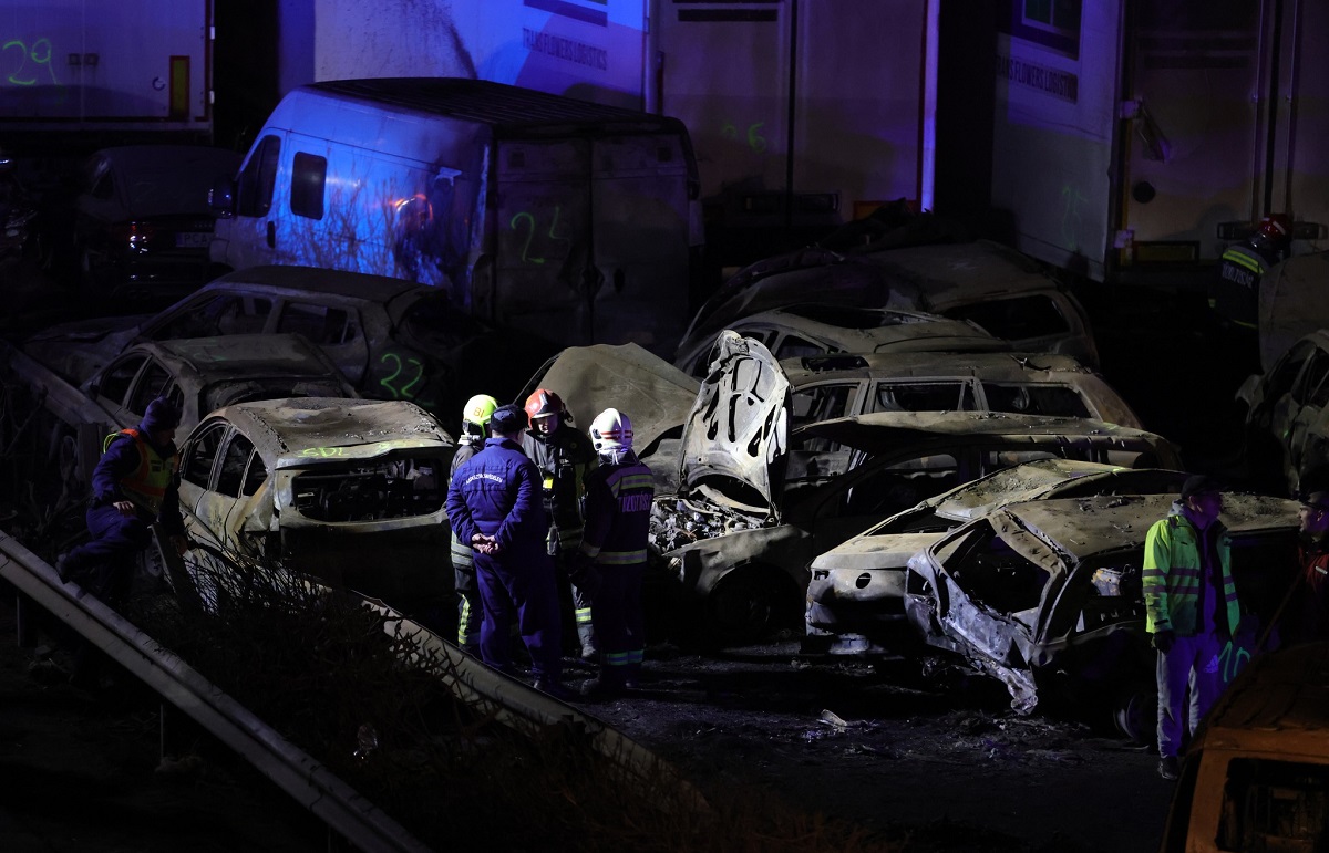 Un cadavru a fost găsit sub epavele mașinilor arse în accidentul uriaș din Ungaria, unde trei români sunt printre victime