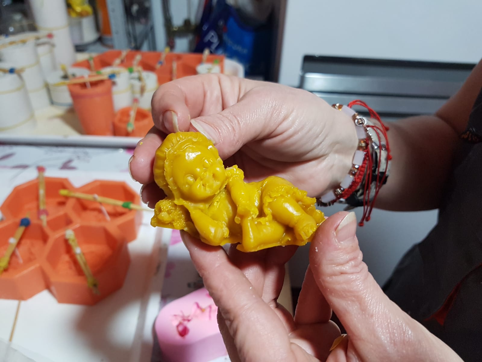 VIDEO&FOTO/ Badantă în Italia, artistă în România. Elena Mihăilă sculptează în ceară faraoni, motociclete, pălării sau flori: "Dacă greșești, topești totul și o iei de la capăt"