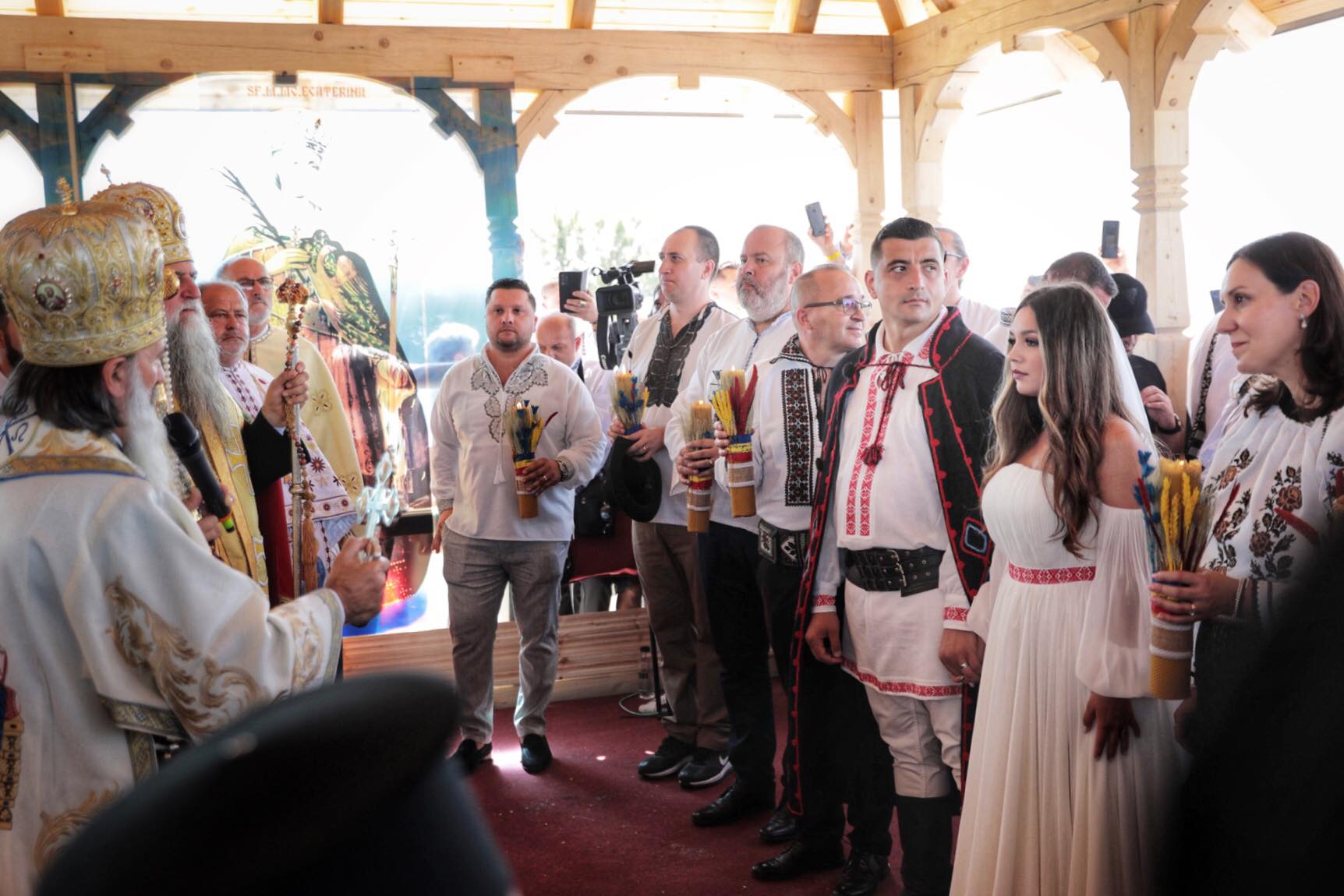 FOTO. Nunta lui George Simion, văzută de la fața locului. Câteva sute de oameni au rezistat în fața scenei, petrecerea a continuat până la 7 dimineața