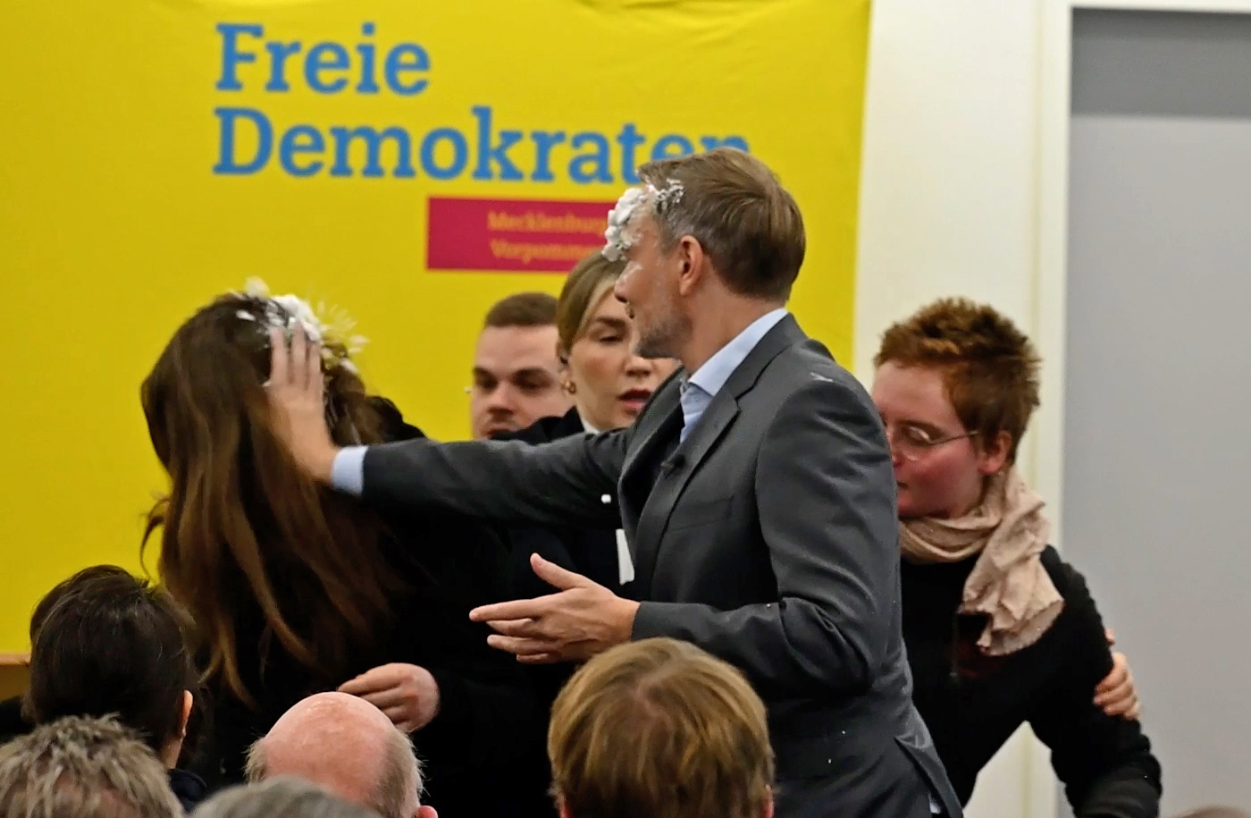 Christian Lindner, liderul Partidului Liber Democrat din Germania, atacat cu „tort”, la o acțiune electorală: „Măcar de era gustos” | VIDEO