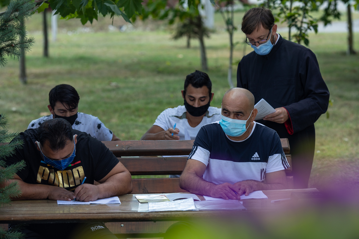 Preotul care îi învață alfabetul pe deținuții de la Jilava și le dă teme de făcut în celulă. „Daniel scrie cel mai frumos, așa îmi pare mie”