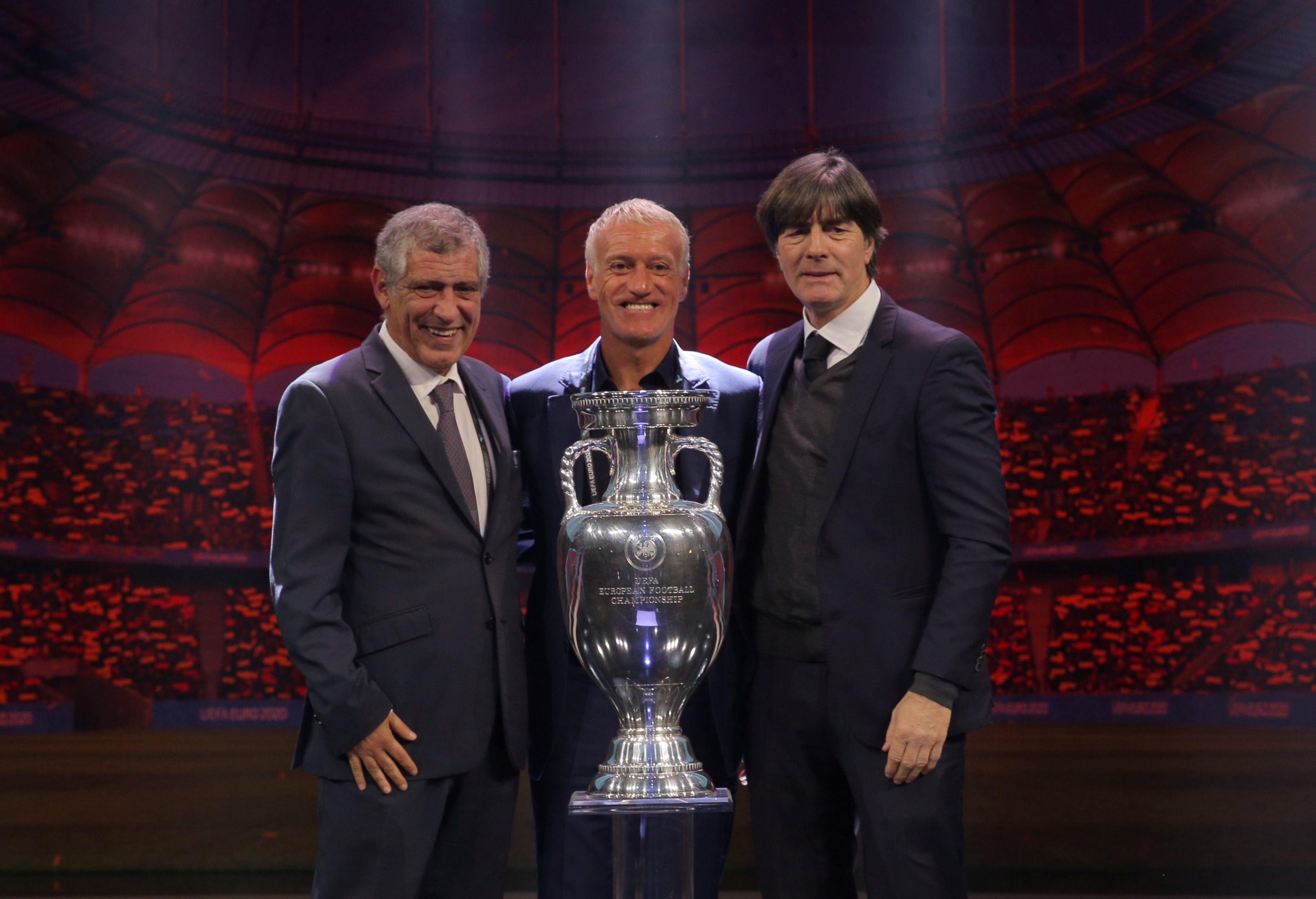 Corina Caragea a strălucit la tragerea la sorți a Euro 2020. Antrenorii au pozat pe grupe cu trofeul! Cele mai spectaculoase imagini / FOTO