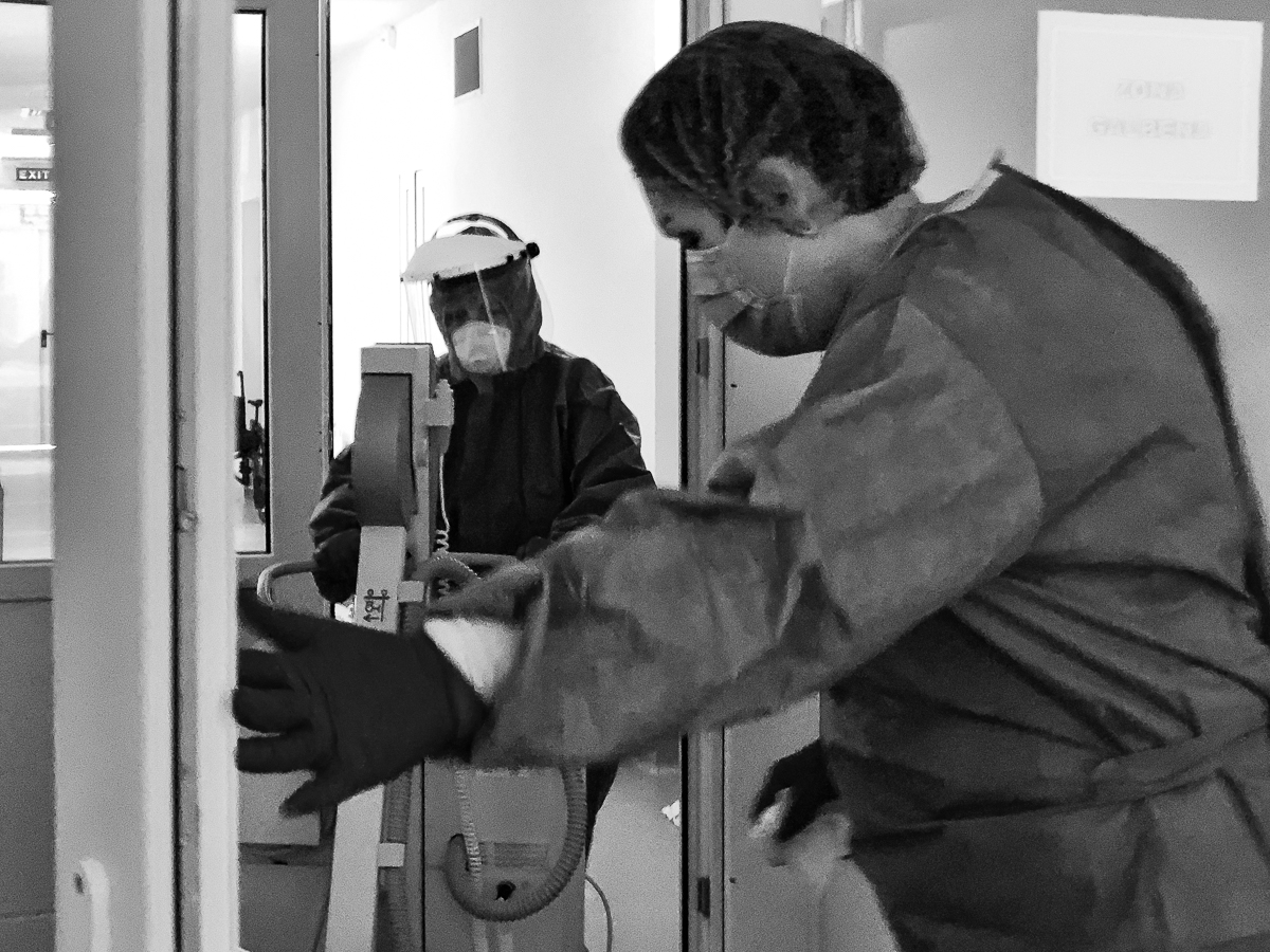 REPORTAJ | În Secţia COVID a Spitalului Judeţean Arad, medicii şi pacienţii împart şi responsabilitatea, şi teama în faţa bolii: „Ne-am dat curaj unii altora!”