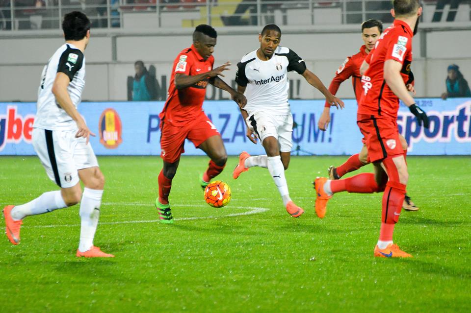 Liga I, etapa a 26-a. Astra - Dinamo 1-1. ^Dorin Rotariu a deschis scorul, Daniel Florea a egalat norocos. Steliano Filip, eliminat. Arbitrul a întrerupt meciul două minute / VIDEO
