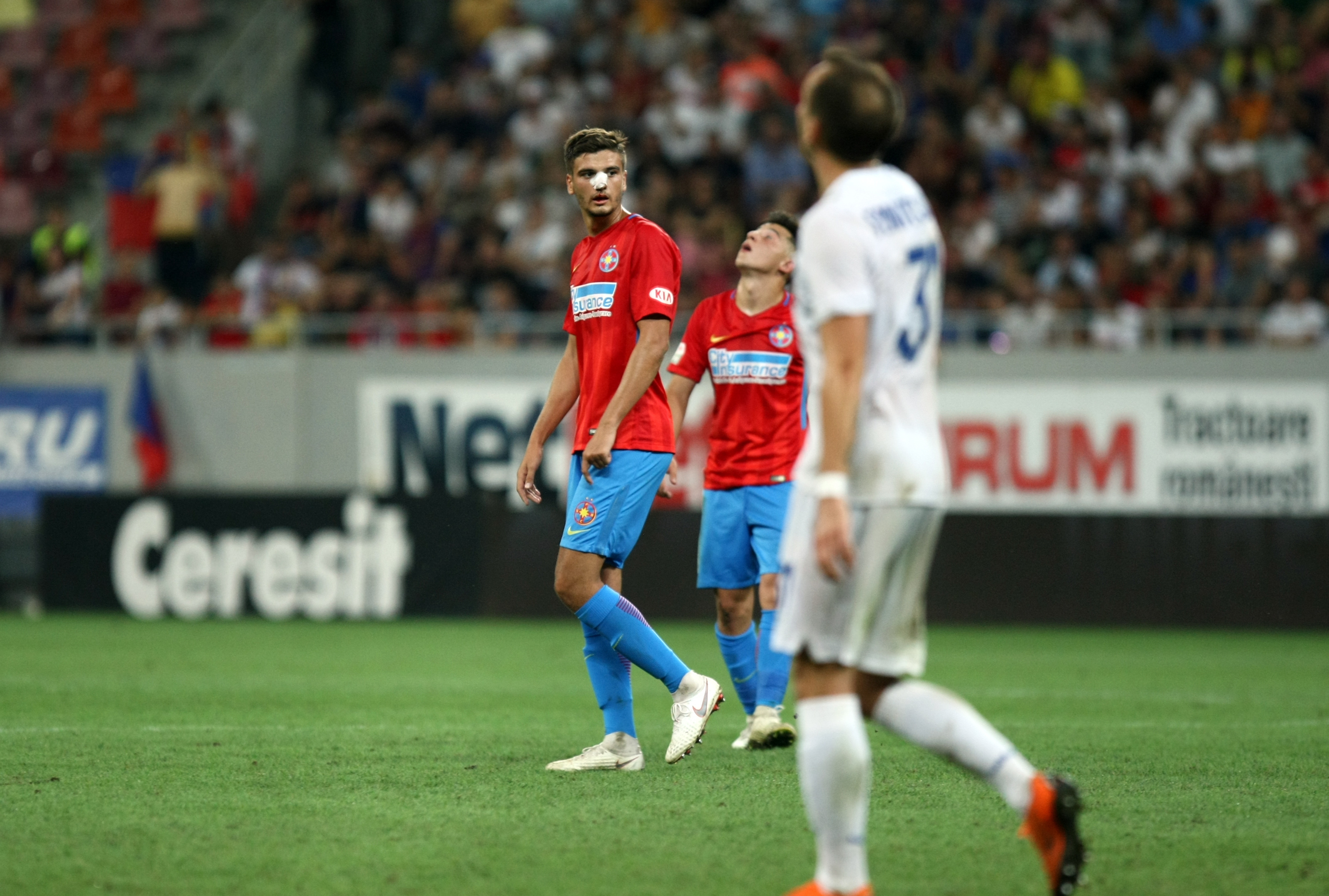 Sacrificiul lui Dragoș Nedelcu, fotbalistul FCSB care a terminat meciul cu Hajduk Split cu nasul spart de un obiect aruncat din tribune. Riscă un meci cu porțile închise! | FOTO