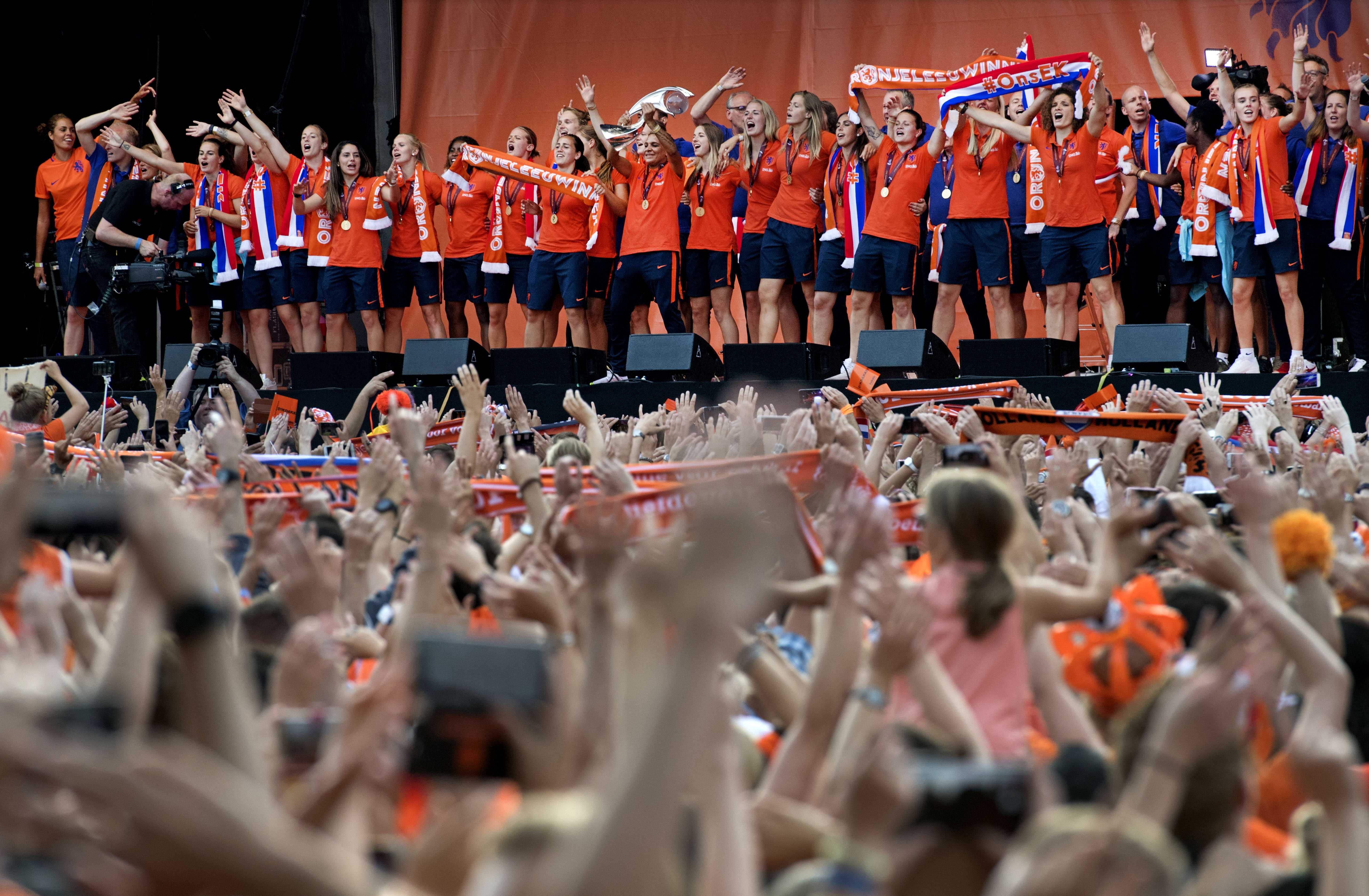 Naționala feminină de fotbal a Olandei a fost primită de mii de fani după ce a câștigat Euro 2017 / GALERIE FOTO&VIDEO