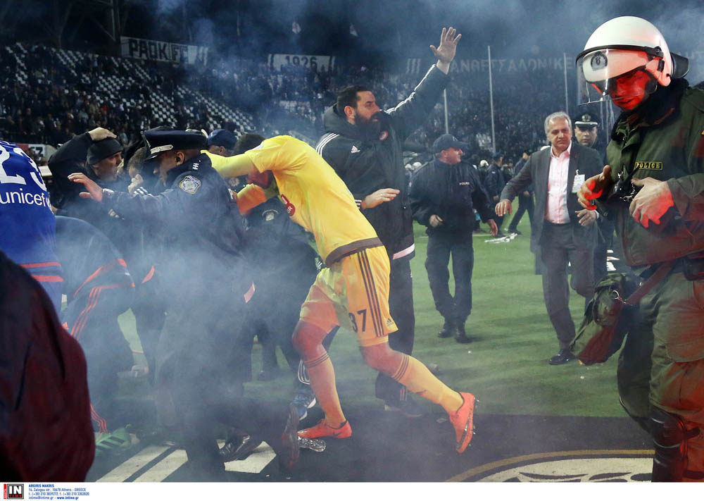 Război în Grecia: meciul PAOK - Olympiacos a fost abandonat. ^Fanii au intrat pe teren! Antrenorul oaspeților a fost lovit / VIDEO