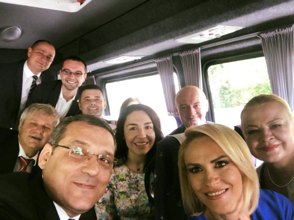 REPORTAJ/ Ce nu s-a văzut la recepția de Ziua Europei, de la Cotroceni; Liderii PSD au venit cu autocarele, Dragnea și Dăncilă au socializat peste o oră (FOTO)
