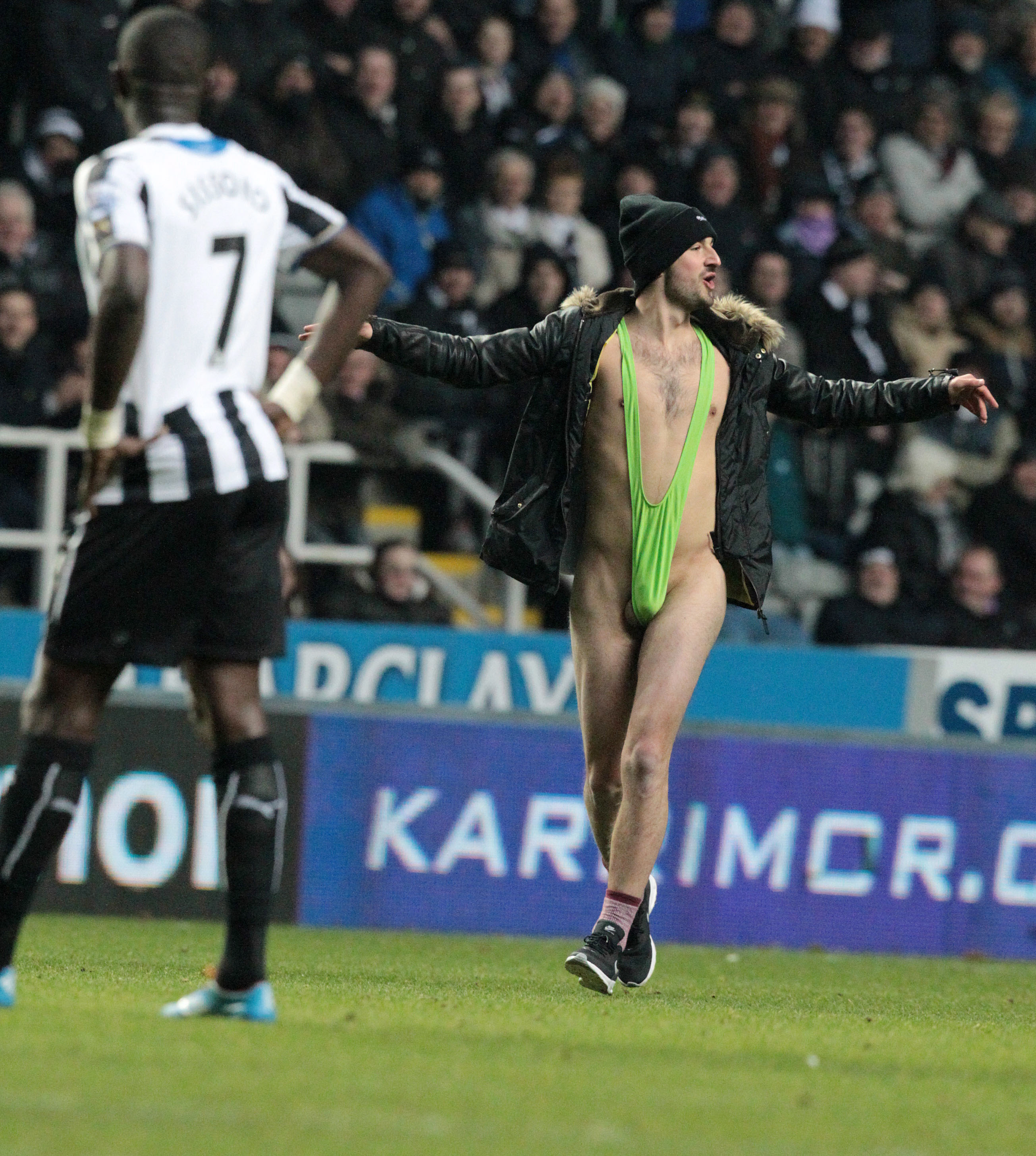 FOTO&VIDEO / Streaking - ”virusul” care a împânzit stadioanele lumii!