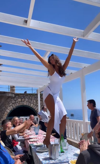 Mădălina Ghenea explică imaginile apărute cu ea în timp ce dansează pe masă: „Unii oameni trebuie să se calmeze puțin”