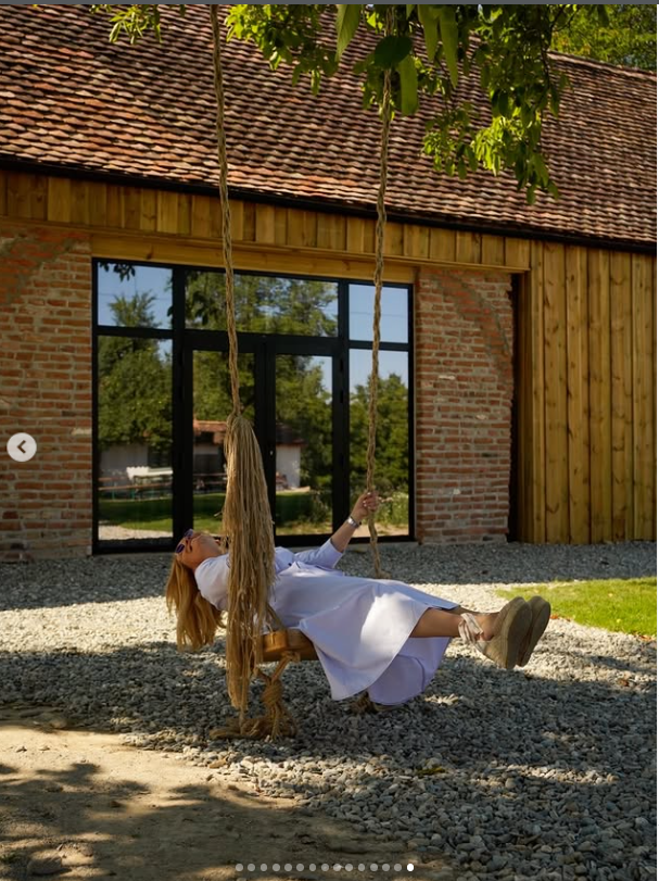Noi imagini cu Andreea Esca la Căminul Cultural, construit în Porumbacu de Sus. „Am visat la locul acesta și acum sunt foarte fericită”