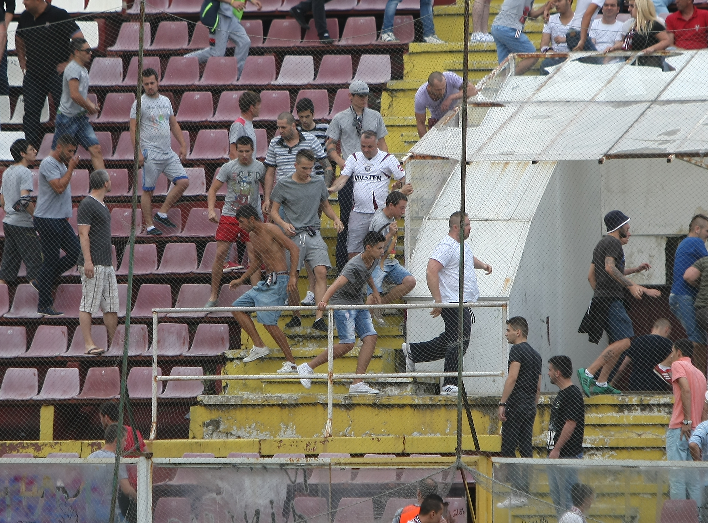 GALERIE FOTO INCREDIBILĂ / Rapidiștii s-au bătut între ei și cu jandarmii!