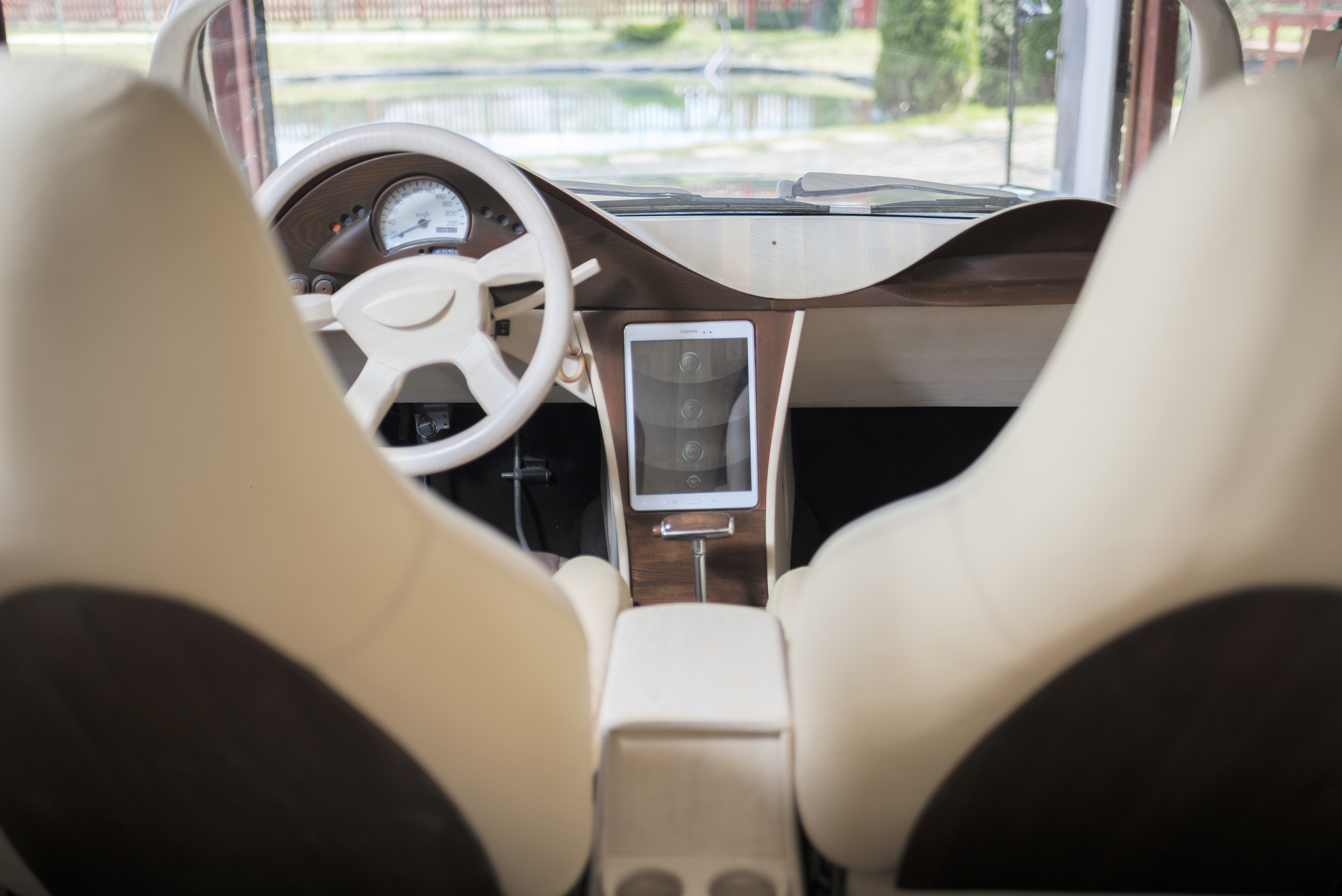 O mașină construită de un român e vedetă în Marea Britanie. Autoturismul este făcut din lemn și valorează 18.000 de euro / FOTO și VIDEO