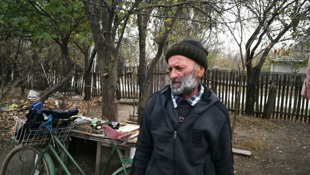 CENTENAR SOLIDAR/ Viața cu 4 lei pe zi. Cu pensia de boală tăiată, Costel Voinac împarte ziare pentru o pâine și-o conservă