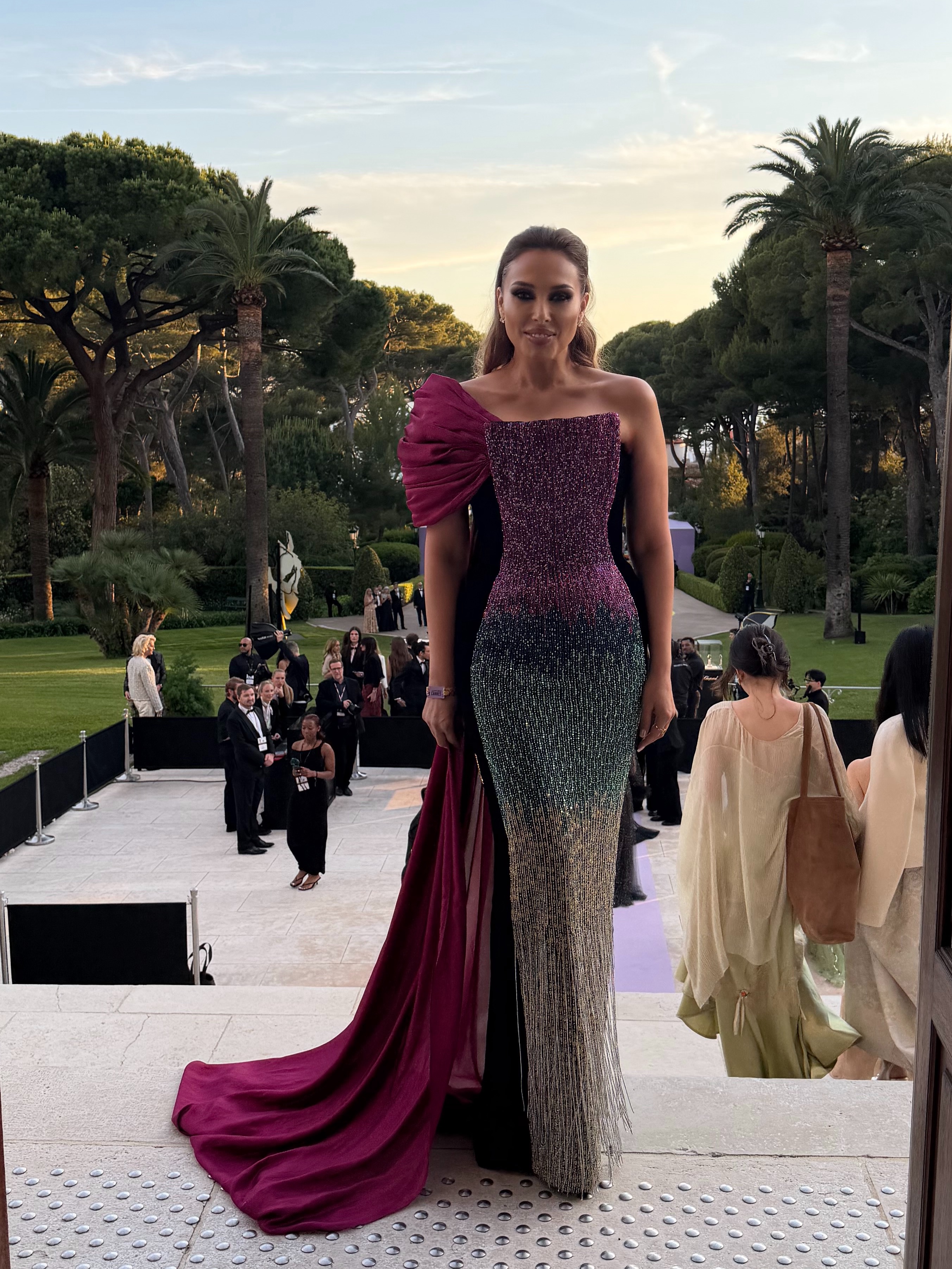 Imagini inedite de la Cannes 2026 cu Iulia Vântur. Apariție spectaculoasă a vedetei la Gala amfAR într-o rochie, care i-a pus în valoare silueta impecabilă
