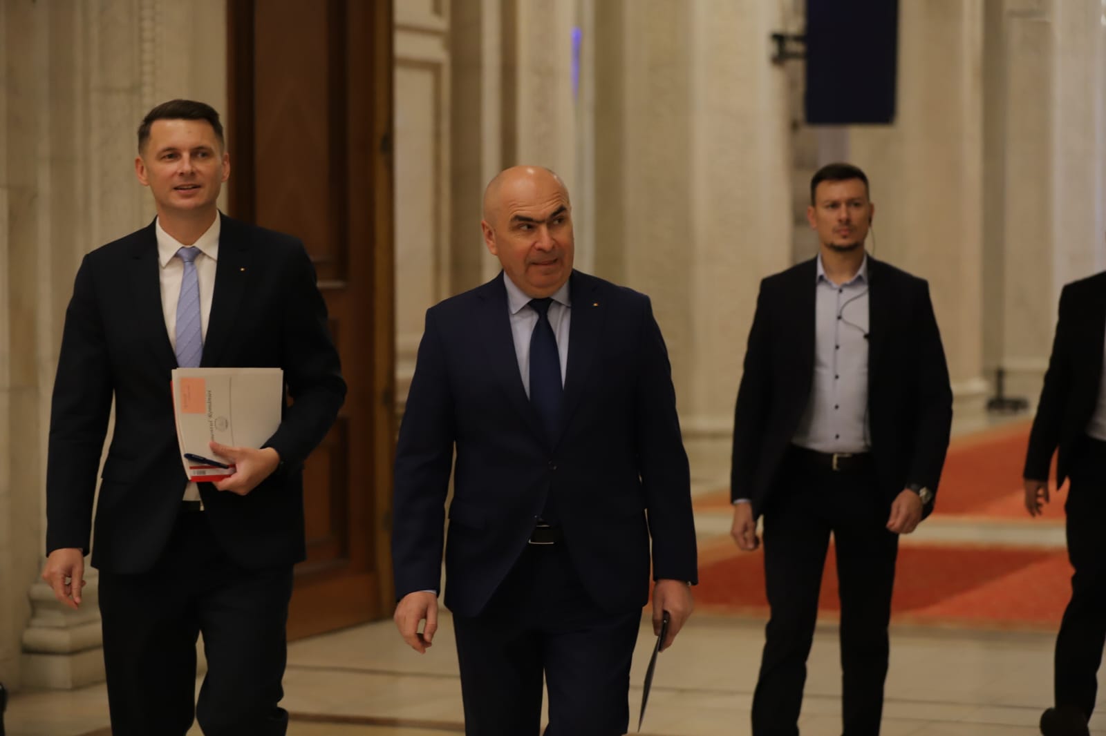 Toate cele patru moțiuni de cenzură depuse împotriva Guvernului Bolojan au fost respinse în Parlament. Ce urmează