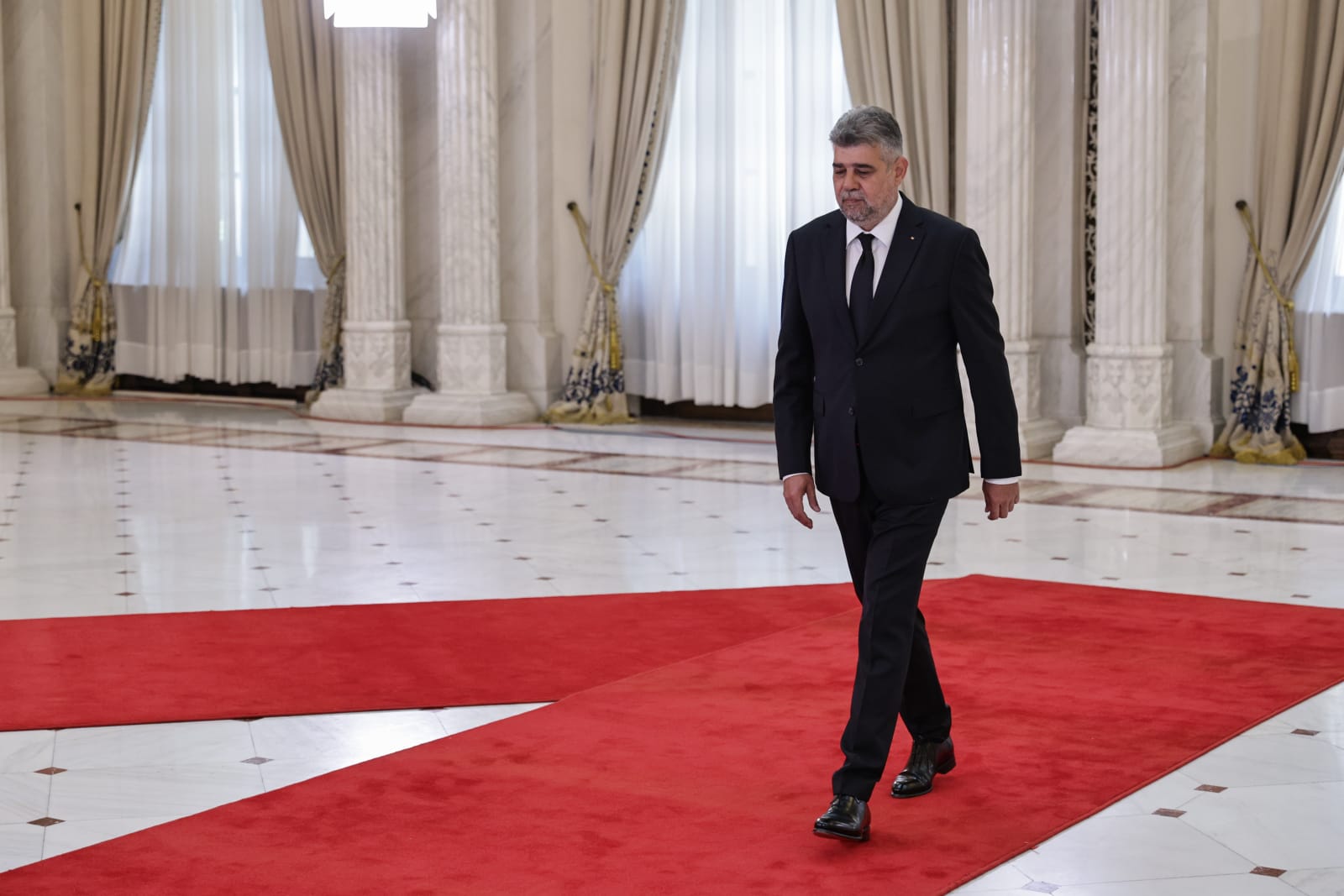 Funeralii de stat pentru Ion Iliescu. Ultimele omagii aduse în fața sicriului fostului președinte, în Sala Unirii, la Palatul Cotroceni