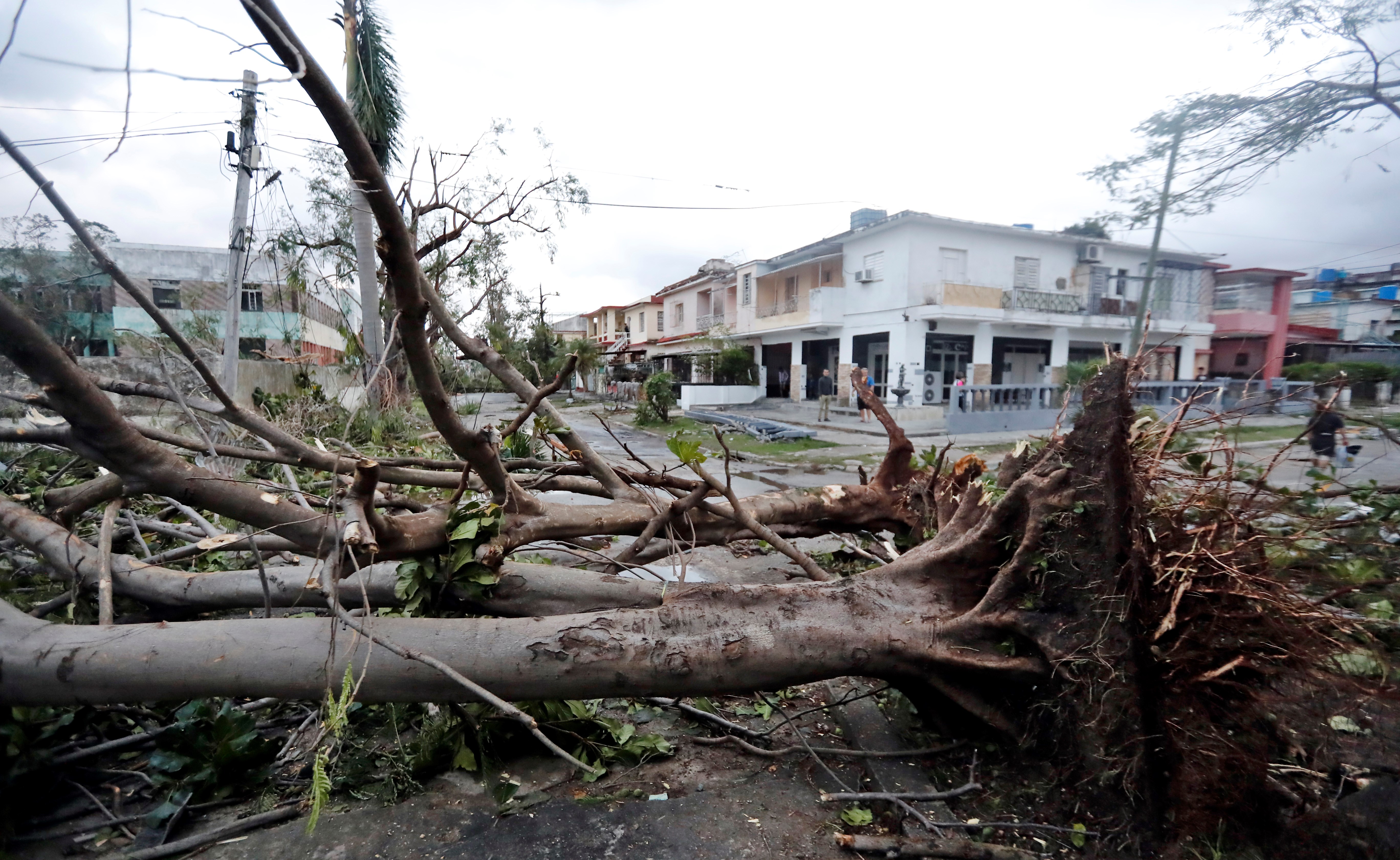 FOTO / Imaginile dezastrului provocat de tornada din Havana, în Cuba. Mașinile au fost spulberate de vânt