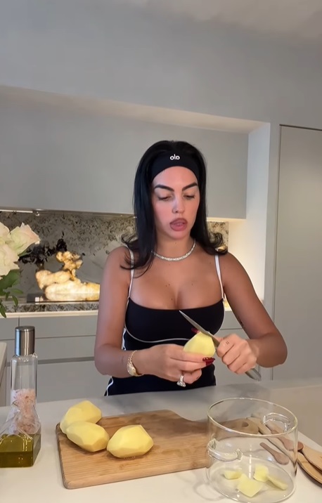Georgina Rodriguez, virală pe Instagram cu rețeta ei de omletă spaniolă. Clipul în care iubita lui Cristiano Ronaldo gătește are peste 71 de milioane de vizualizări