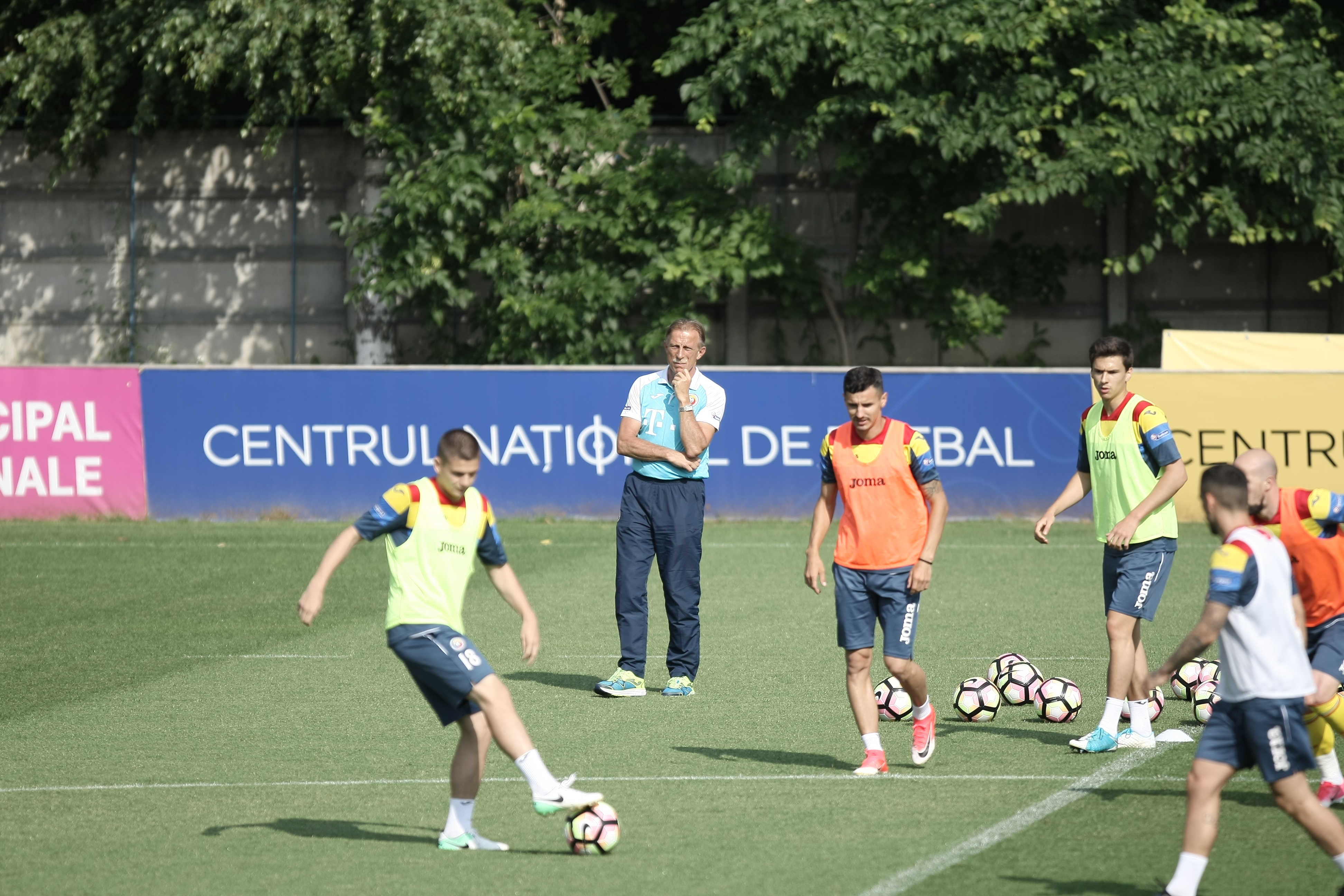 Naționala de fotbal a României a efectuat un antrenament deschis publicului. Meciul decisiv cu Polonia se apropie / FOTO&VIDEO
