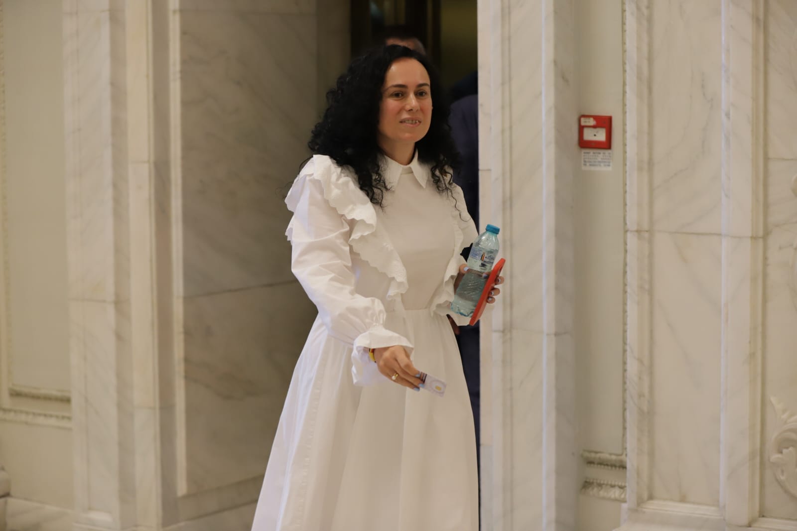Toate cele patru moțiuni de cenzură depuse împotriva Guvernului Bolojan au fost respinse în Parlament. Ce urmează