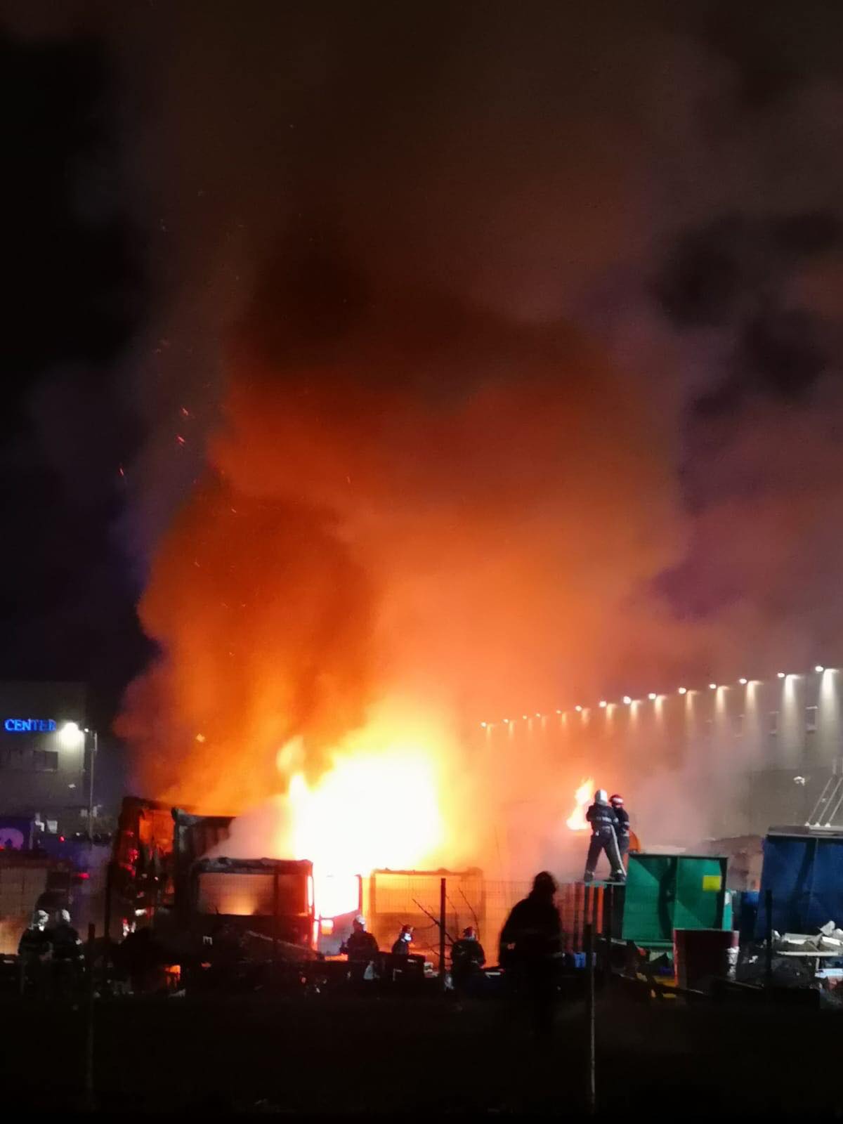 Incendiu în parcarea unui depozit de pe A1, la ieșirea spre Ciorogârla (FOTO & VIDEO)
