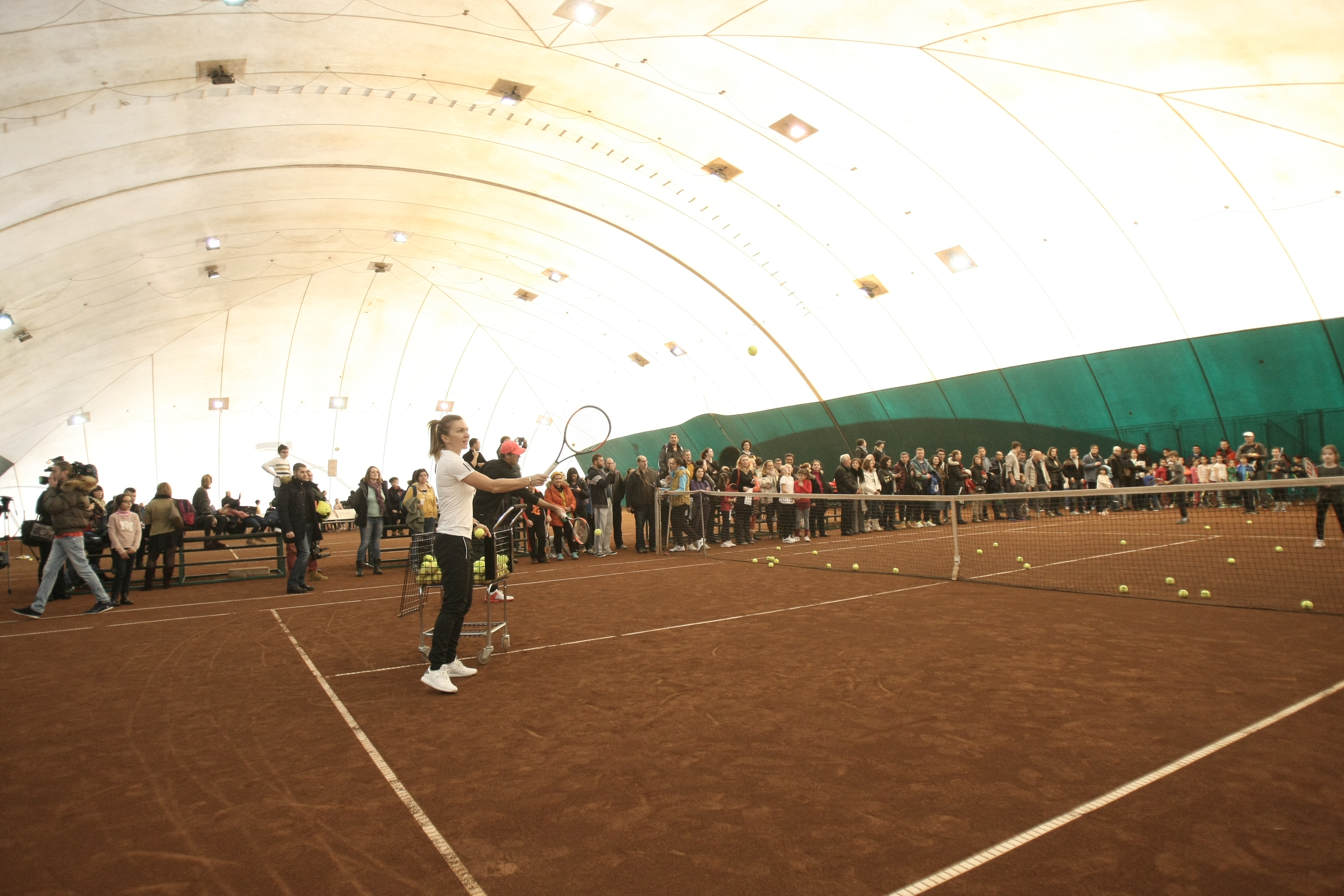 Simona Halep și-a luat energie de la copii! Un fost fotbalist stelist și-a adus fata, ca să ia autograf de la campioană / GALERIE FOTO