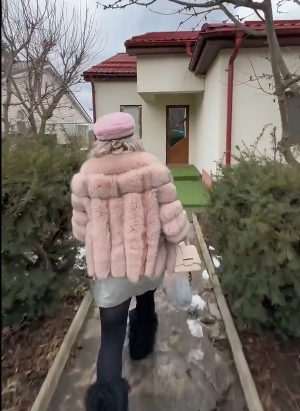Casa din Snagov a Sânzianei Buruiană e platou de filmare pentru un serial de la Antena 1. Vila de lux e estimată la 500.000 de euro