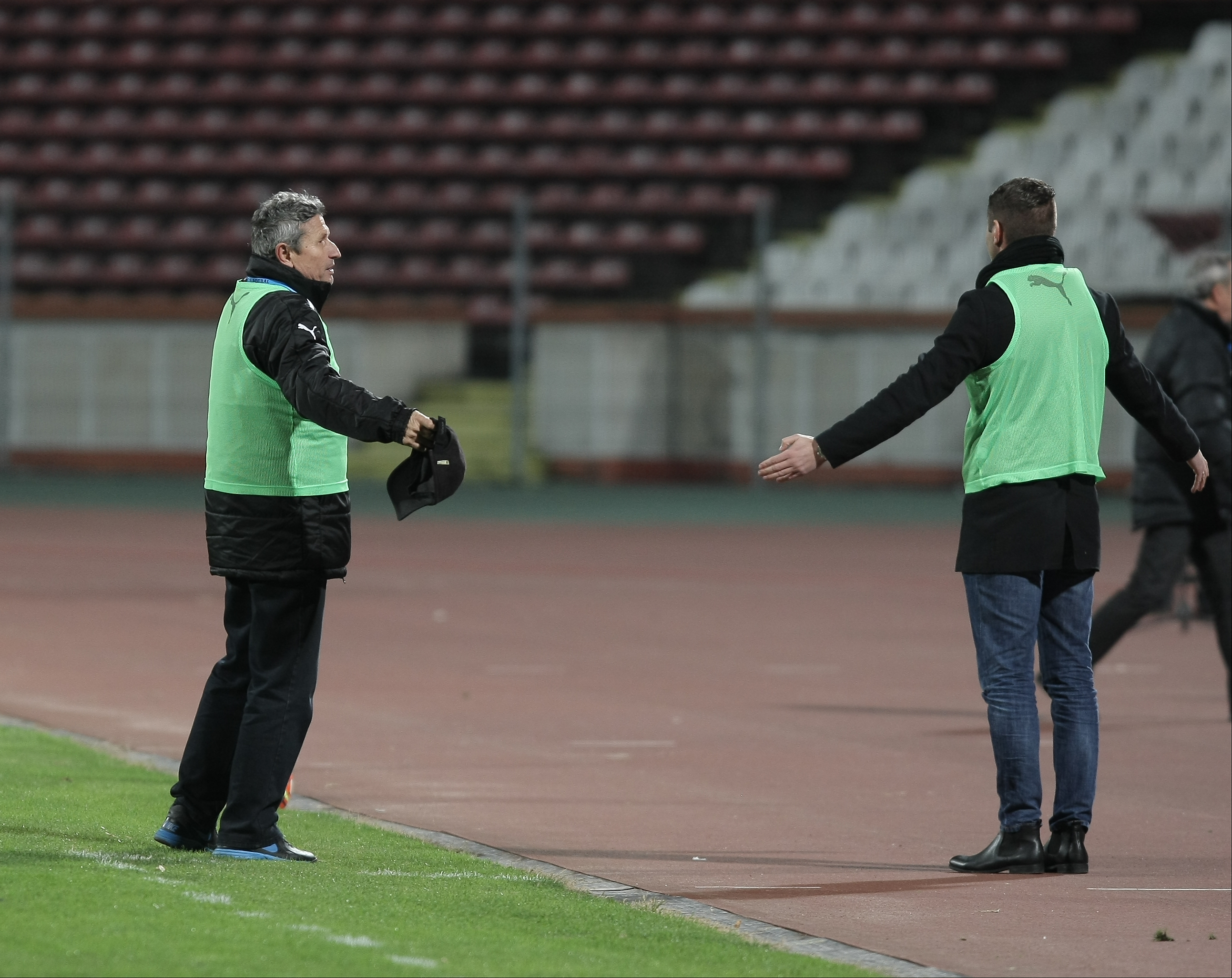 Liga 1: FC Voluntari - Dinamo 1-3. Gnohere a marcat după doar 36 de secunde, Steliano Filip a majorat diferența spre finalul primei părți. După pauză, Anton a marcat primul gol la Dinamo, iar Spahija a spălat rușinea gazdelor. Arbitrul Andrei Chivulete a anulat eronat un gol reușit de ilfoveni. ”Câinii roșii” au depășit Steaua în clasament / FOTO