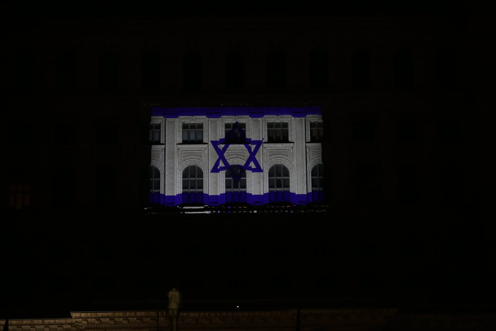 Steagul Israelului, proiectat în semn de solidaritate pe faţada Palatului Parlamentului