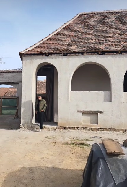 Imagini noi cu casa pe care o renovează Dana Rogoz la Viscri. Lucrările la locuința săsească au avansat