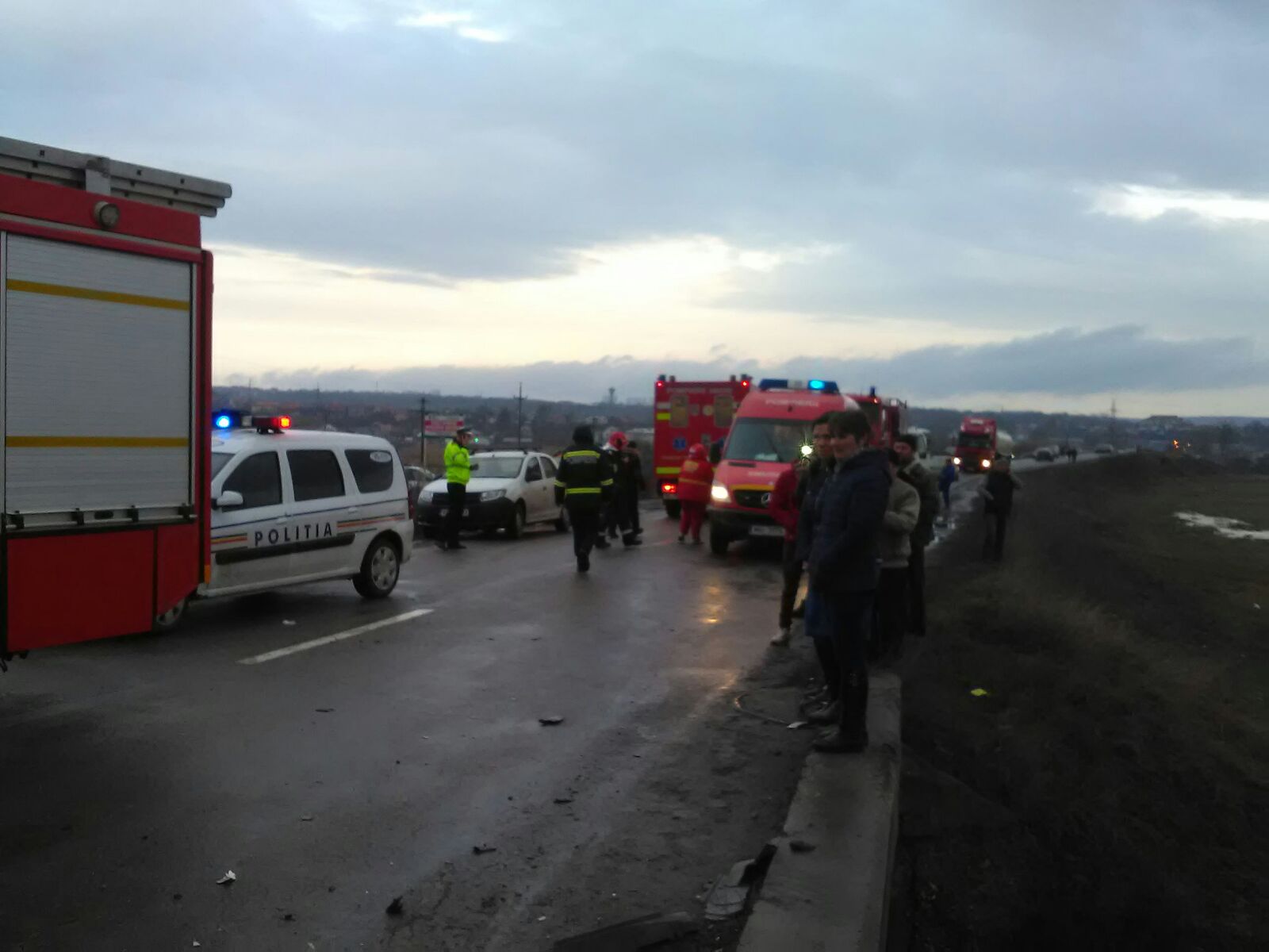 UPDATE / Accident mortal, provocat un șofer băut. Două mașini s-au ciocnit frontal la ieșirea din Vaslui
