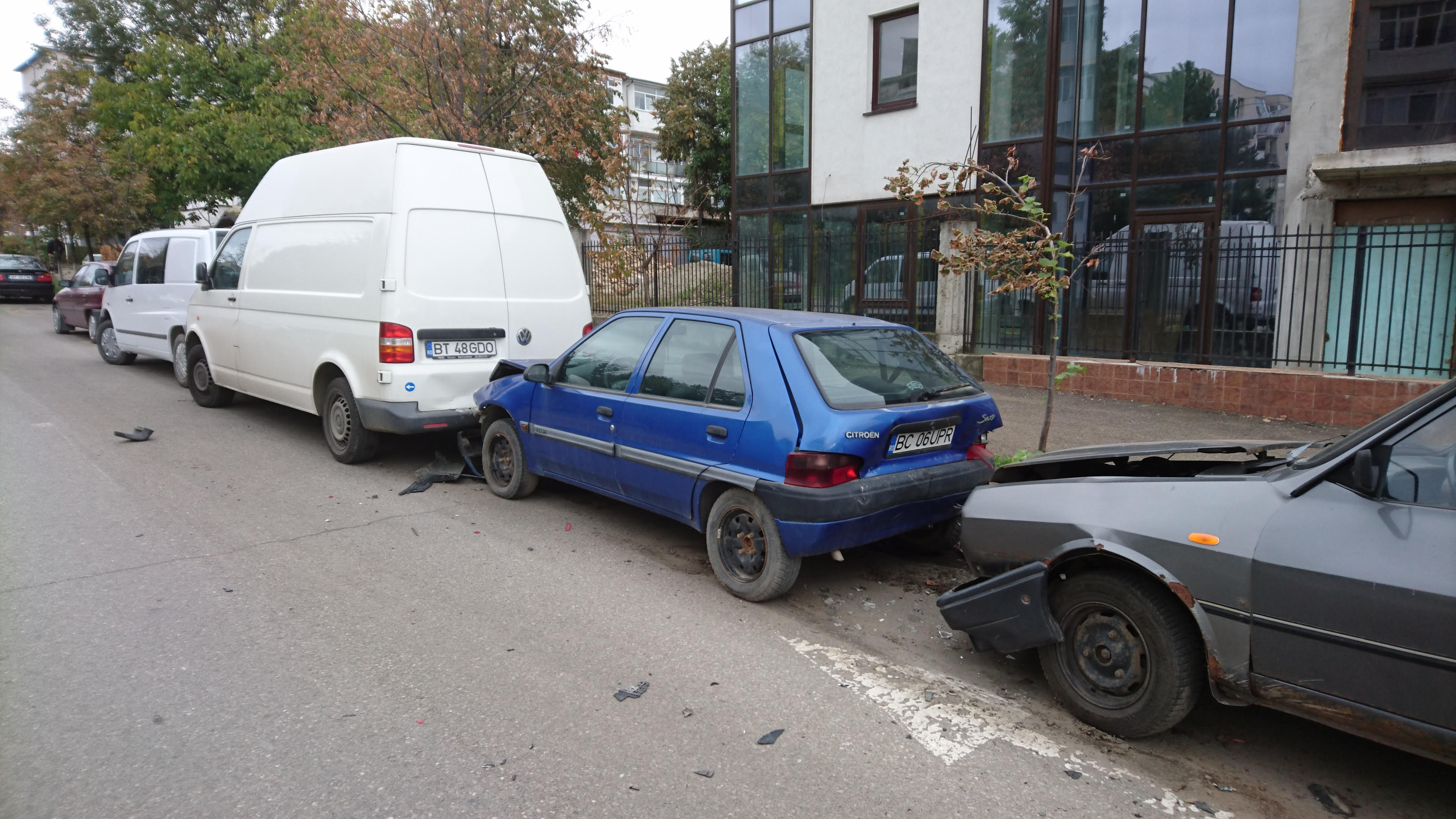 A avariat cinci mașini încercând să evite un câine! GALERIE FOTO