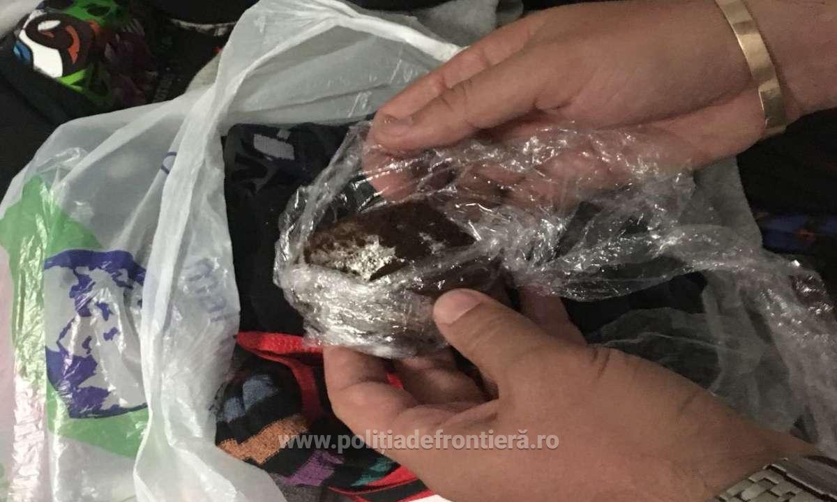 Un italian a fost prins cu droguri în Aeroportul Otopeni. Bărbatul a prezentat un buletin fals / FOTO&VIDEO