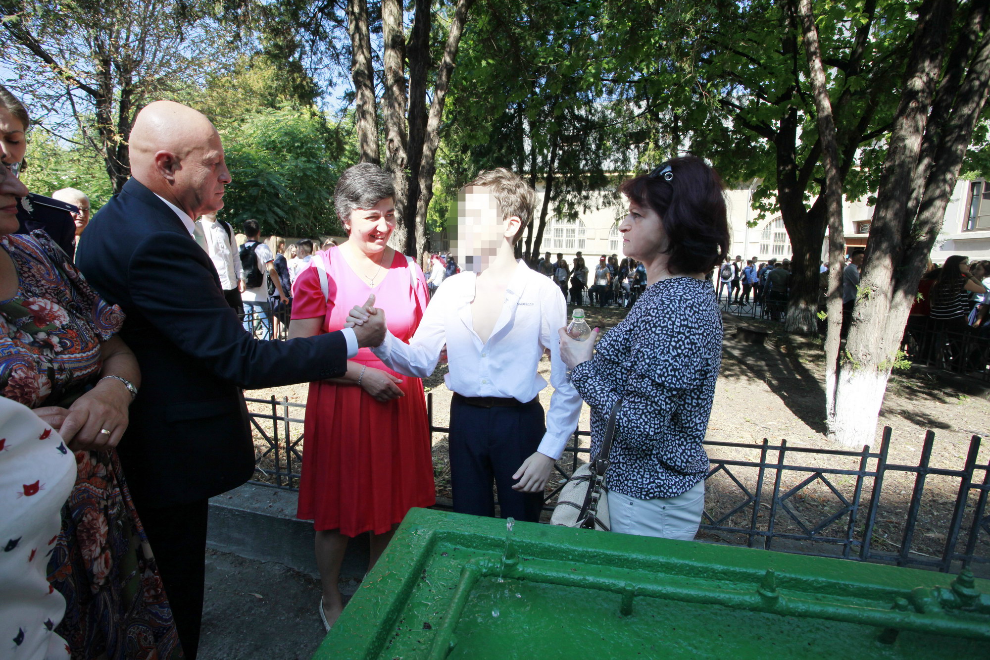 EXCLUSIV: Un elev copleșit de emoții a leșinat în prima zi de școală. Prezent la festivitate, șeful CJ Buzău i-a dat primul ajutor | GALERIE FOTO