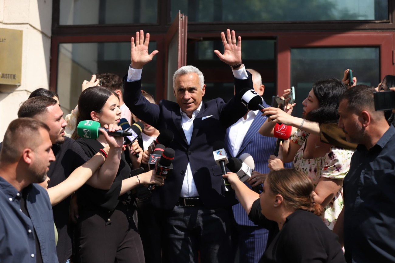 Călin Georgescu a fost la Parchetul General pentru prelungirea controlului judiciar. Câți fani l-au așteptat