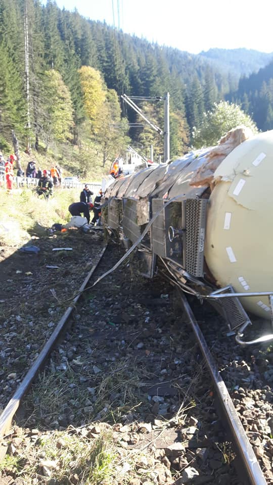 Trafic blocat între Vatra Dornei și Iacobeni după ce o cisternă cu clei s-a răsturnat pe calea ferată | FOTO