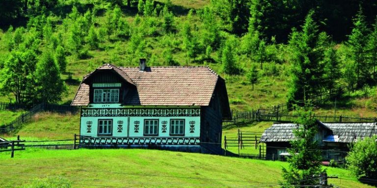 Ciocăneşti, comuna muzeu unde casele sunt încondeiate precum ouăle de Paște