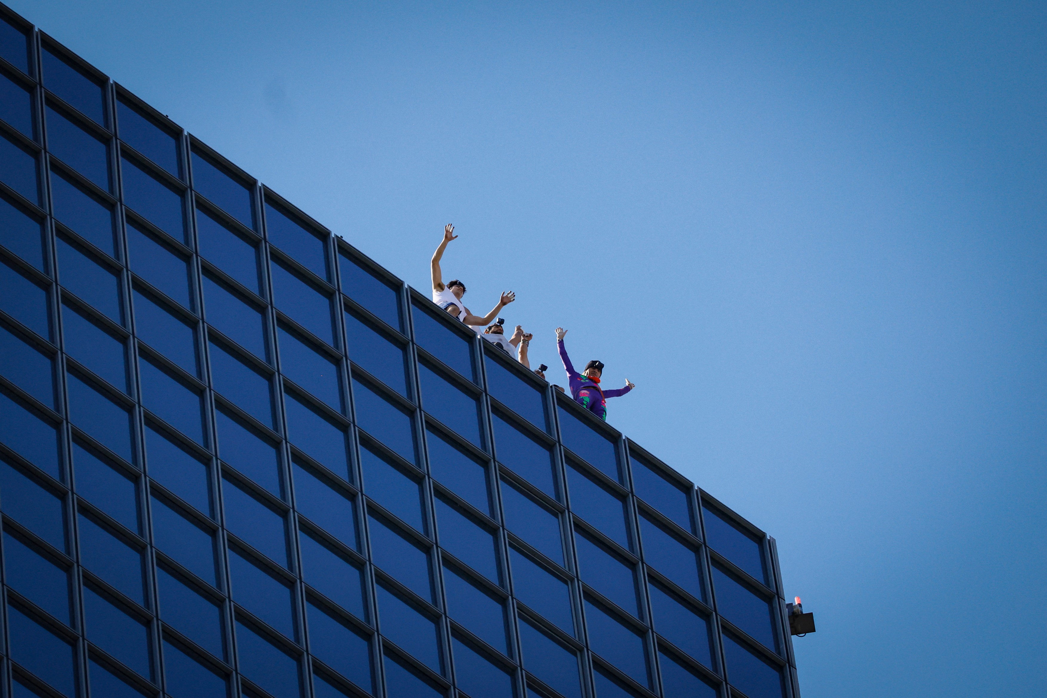 Alain Robert, poreclit „Spiderman”, arestat în Franța după ce s-a cățărat pe un turn în semn de protest față de pașaportul sanitar